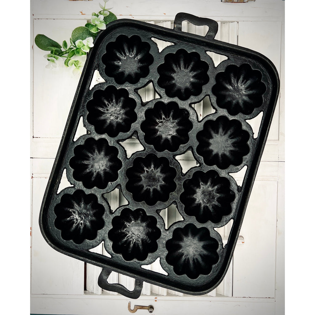 Antique Nathaniel Waterman 12-Cup Turk's Head Cast Iron Gem Pan