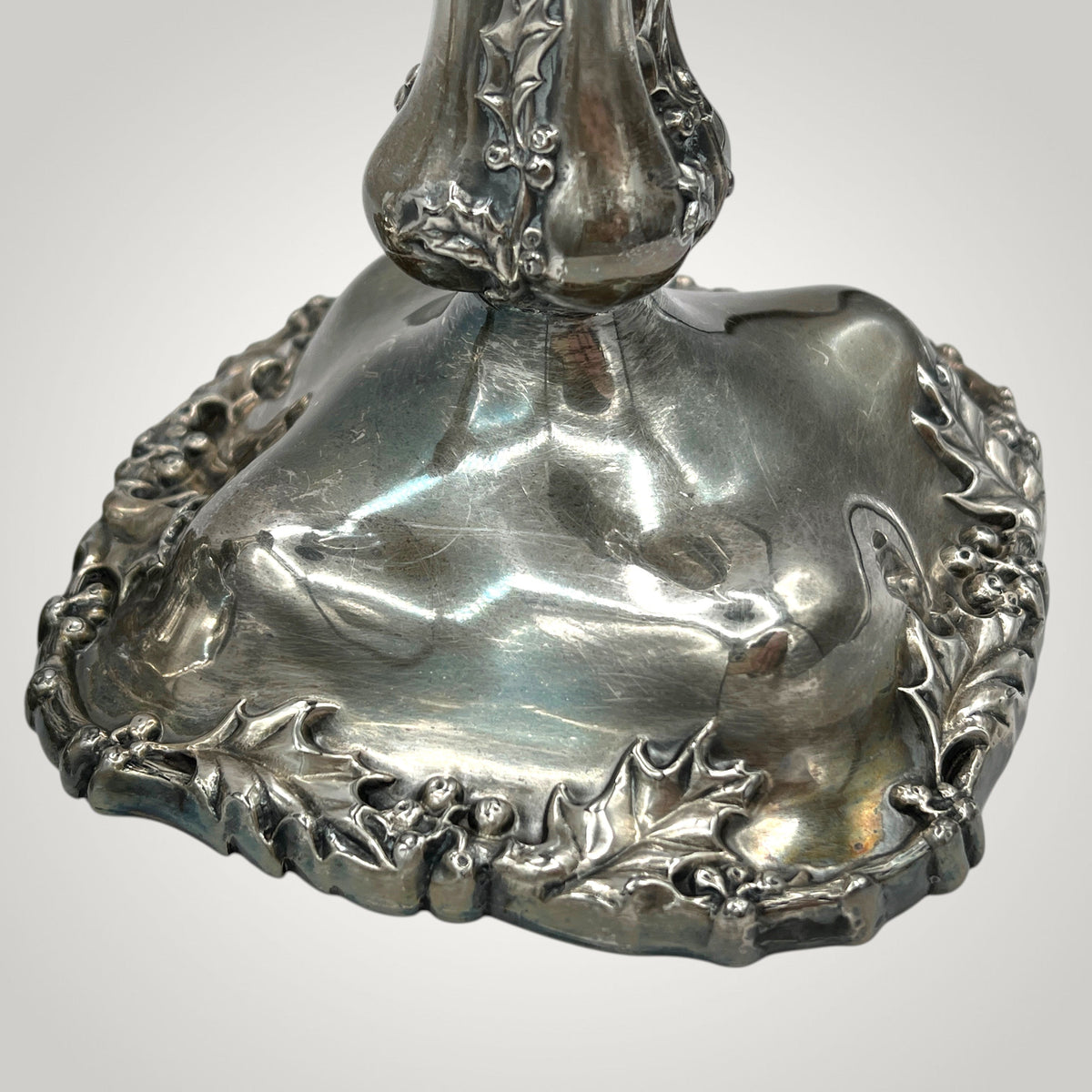 Pair of antique Victorian quadruple silverplate candlesticks with embossed holly leaf and berry relief borders on square contoured bases and fluted stems. - Photo 5