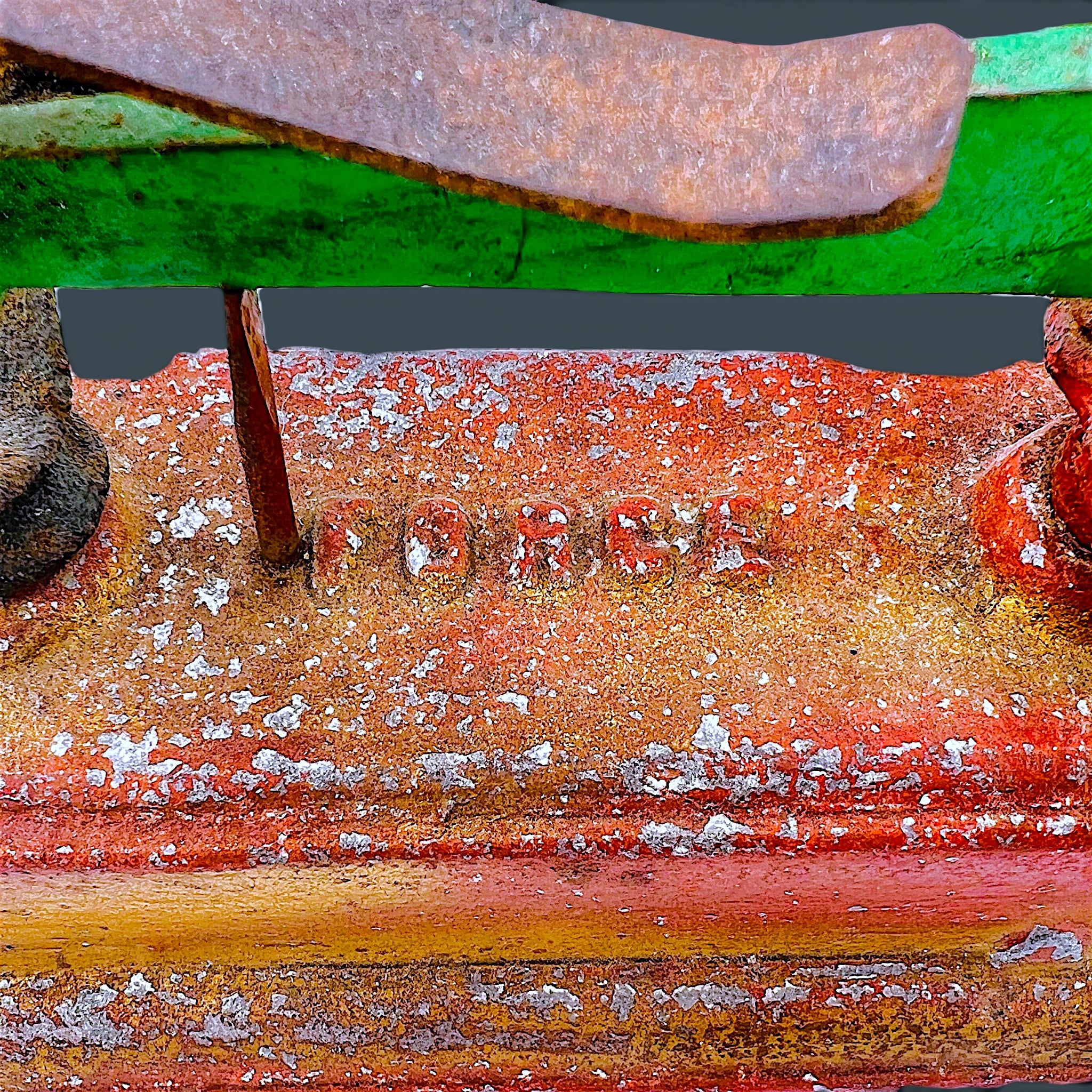 Antique French Roberval cast iron counter balance scale base featuring a distressed red and green paint patina. - Photo 3