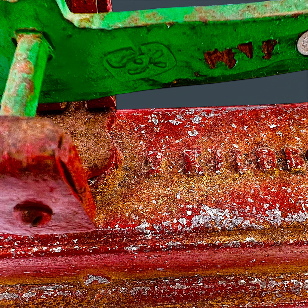 Antique French Roberval cast iron counter balance scale base featuring a distressed red and green paint patina. - Photo 4