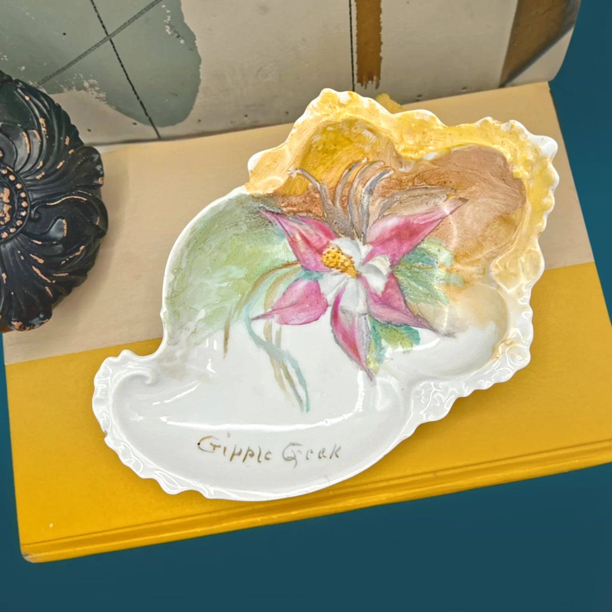 An antique Victorian porcelain shell-shaped dish hand-painted with a pink columbine flower and gold lettering reading Cripple Creek. - Photo 1