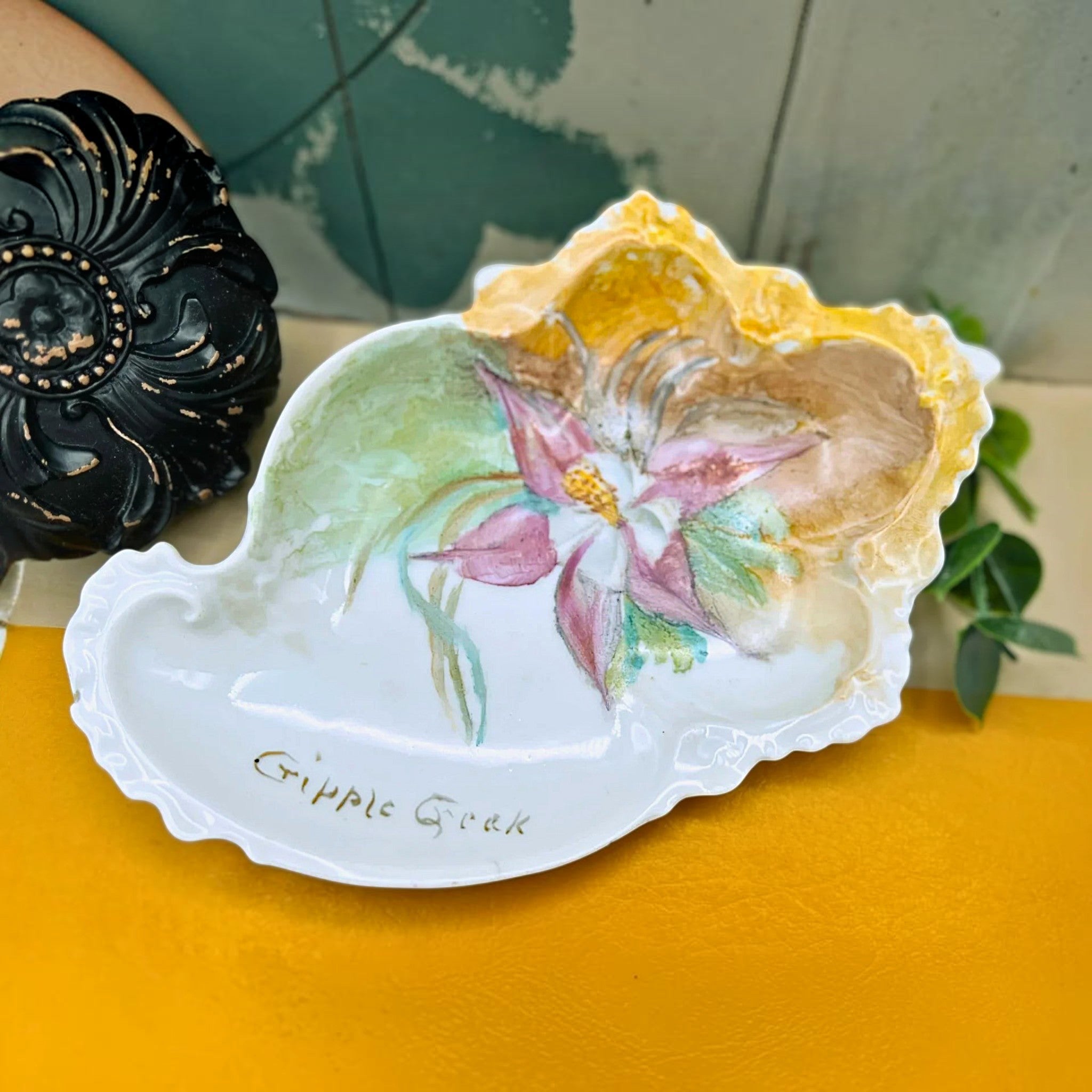 An antique Victorian porcelain shell-shaped dish hand-painted with a pink columbine flower and gold lettering reading Cripple Creek. - Photo 2