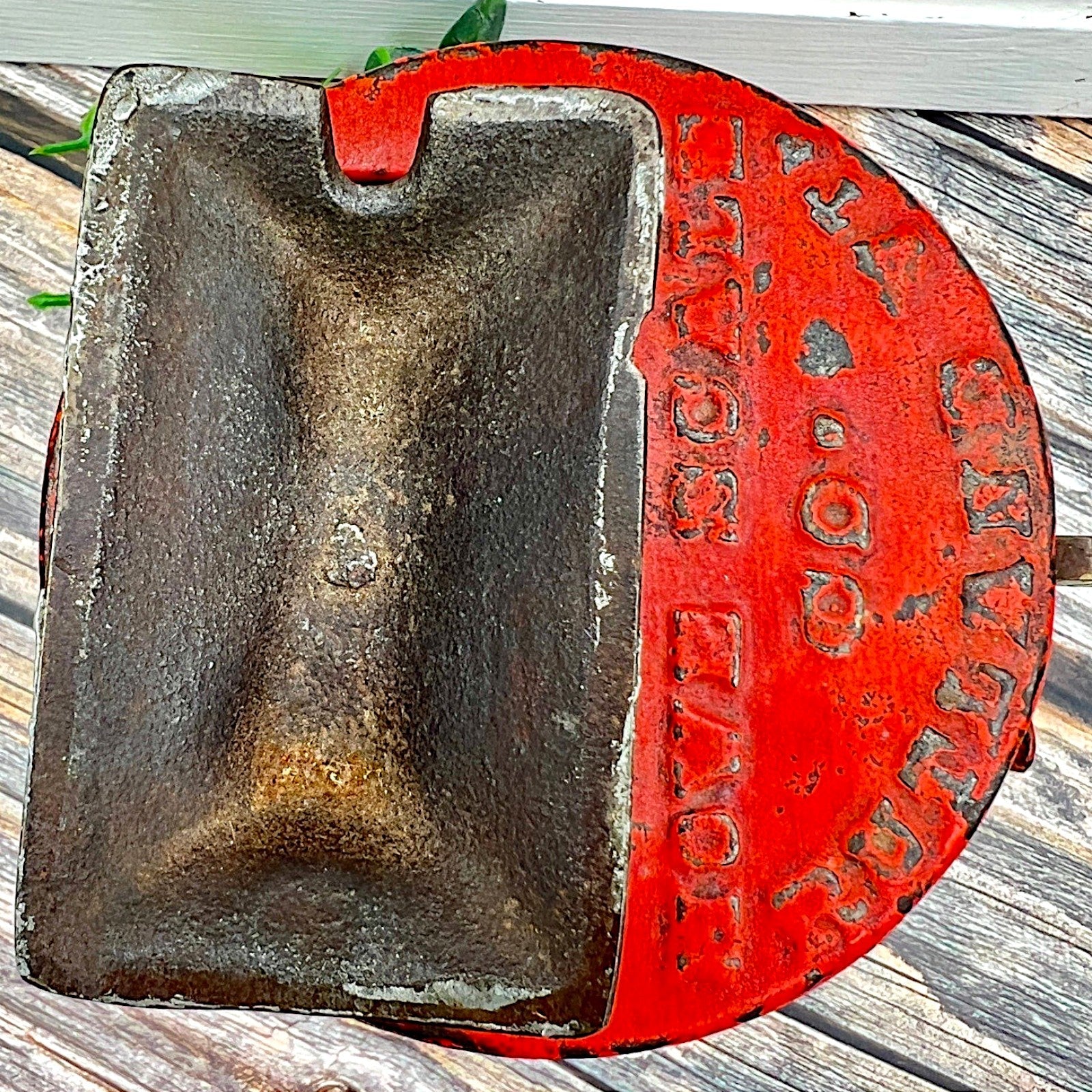 An antique Howe Scale Co. counterbalance scale with a red painted cast iron base and a graduated brass beam holding a solid cylindrical brass slider weight. - Photo 5