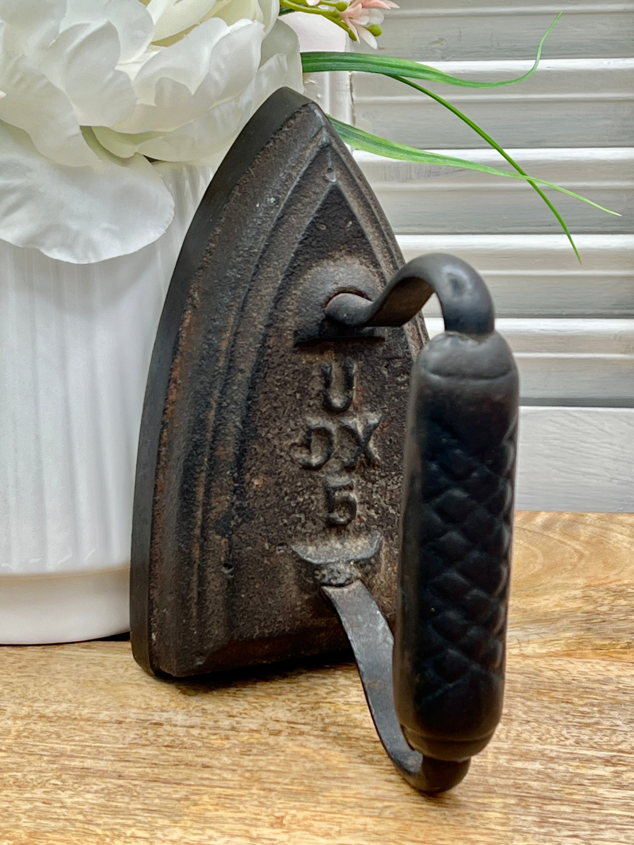 Antique UDX 5 Cast Iron Sad Iron With Quilted Design Handle