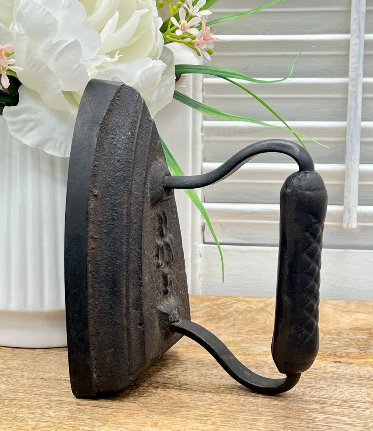 Antique UDX 5 Cast Iron Sad Iron With Quilted Design Handle