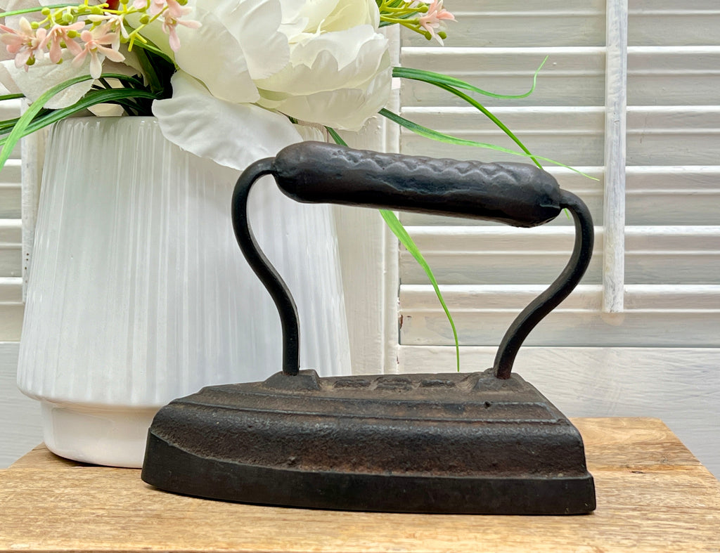 Antique UDX 5 Cast Iron Sad Iron With Quilted Design Handle
