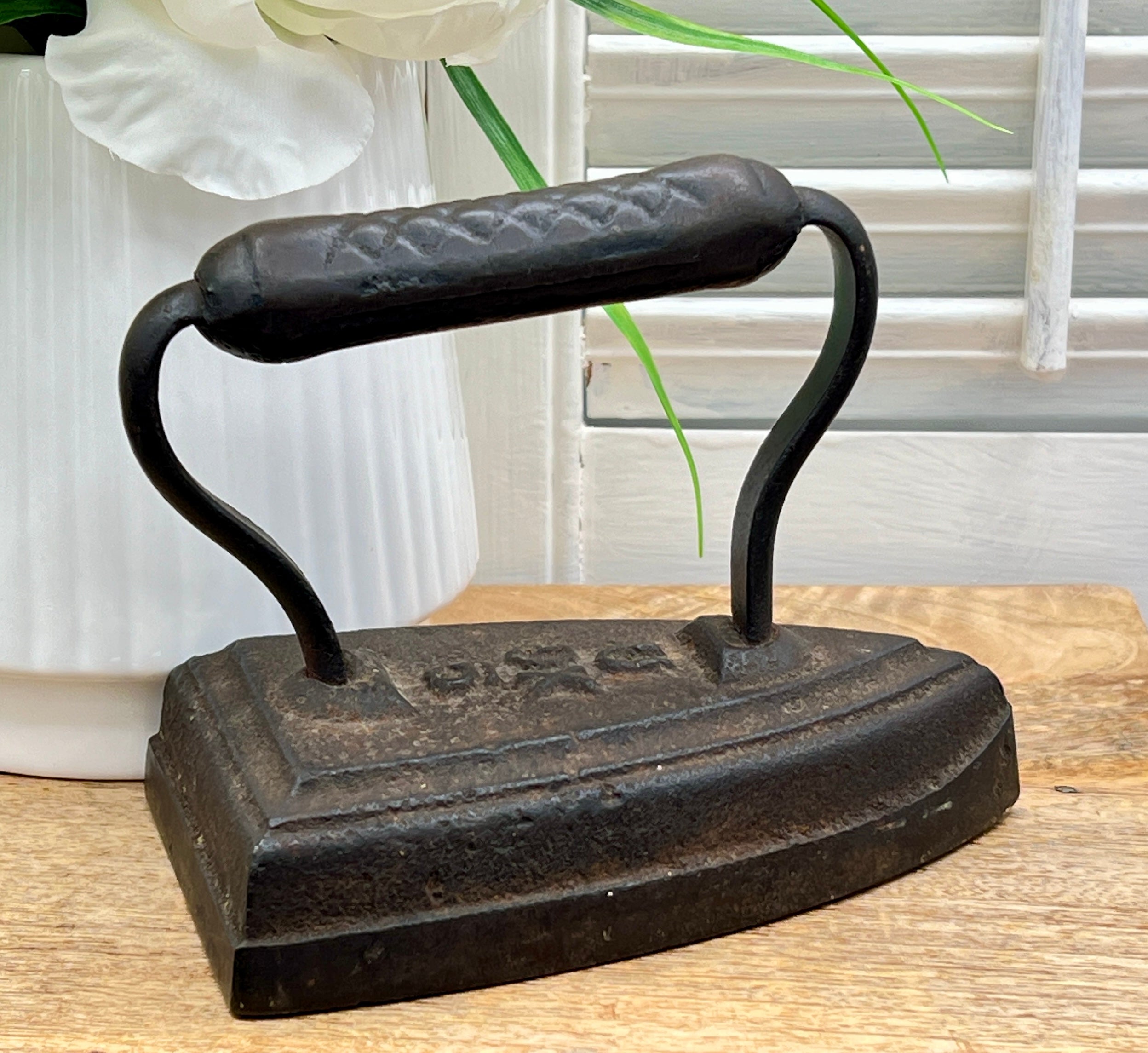 Antique UDX 5 Cast Iron Sad Iron With Quilted Design Handle