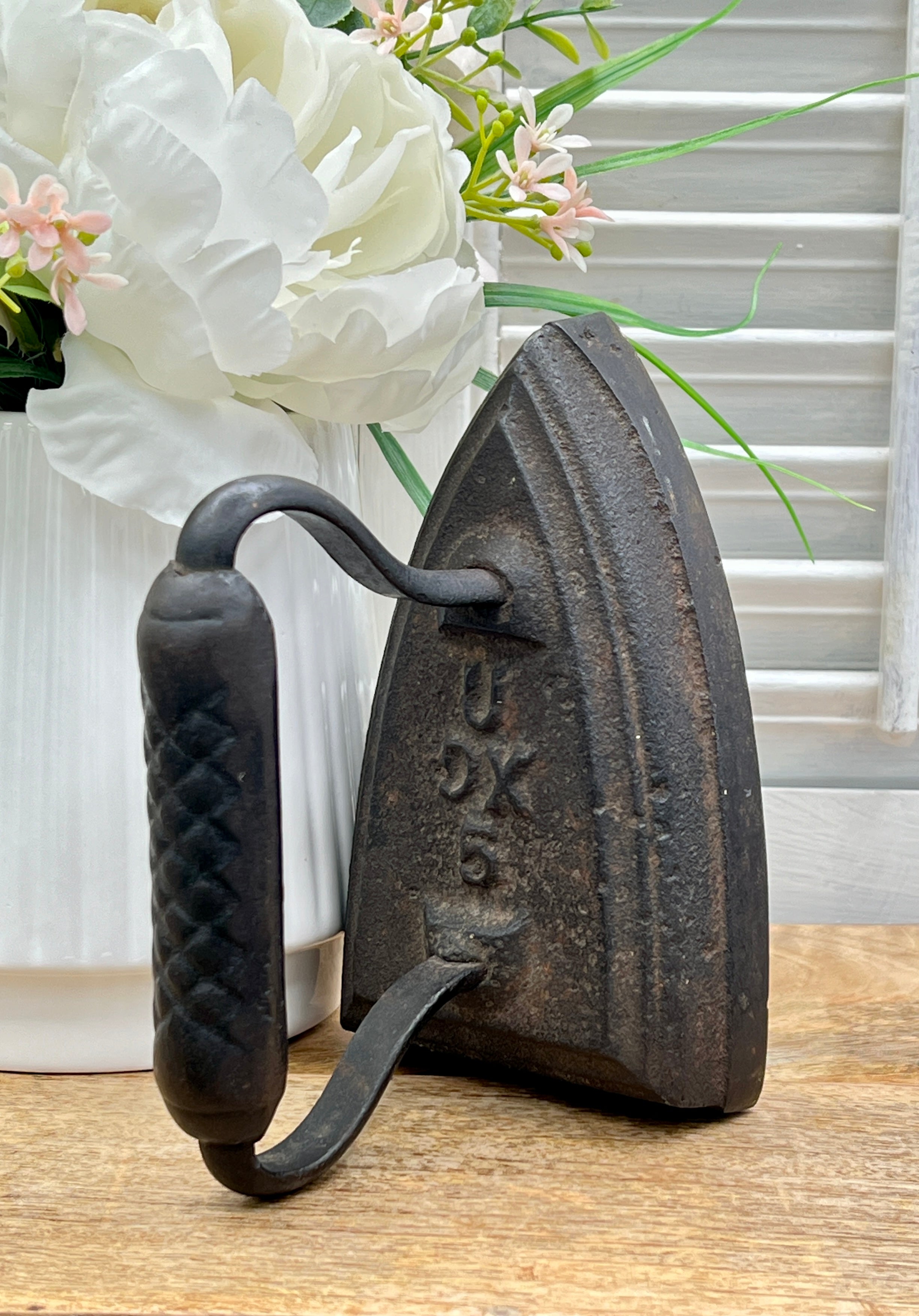 Antique UDX 5 Cast Iron Sad Iron With Quilted Design Handle