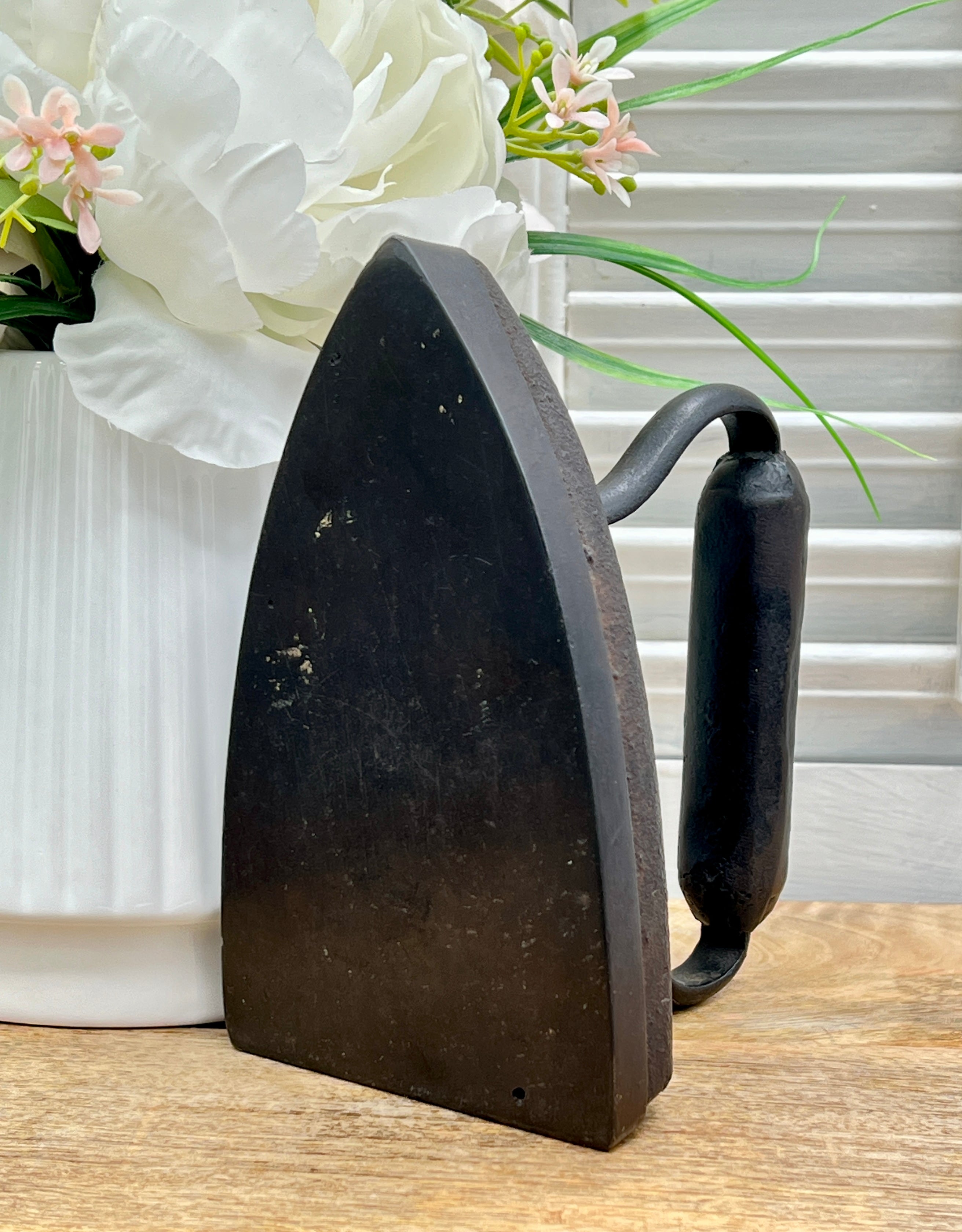 Antique UDX 5 Cast Iron Sad Iron With Quilted Design Handle
