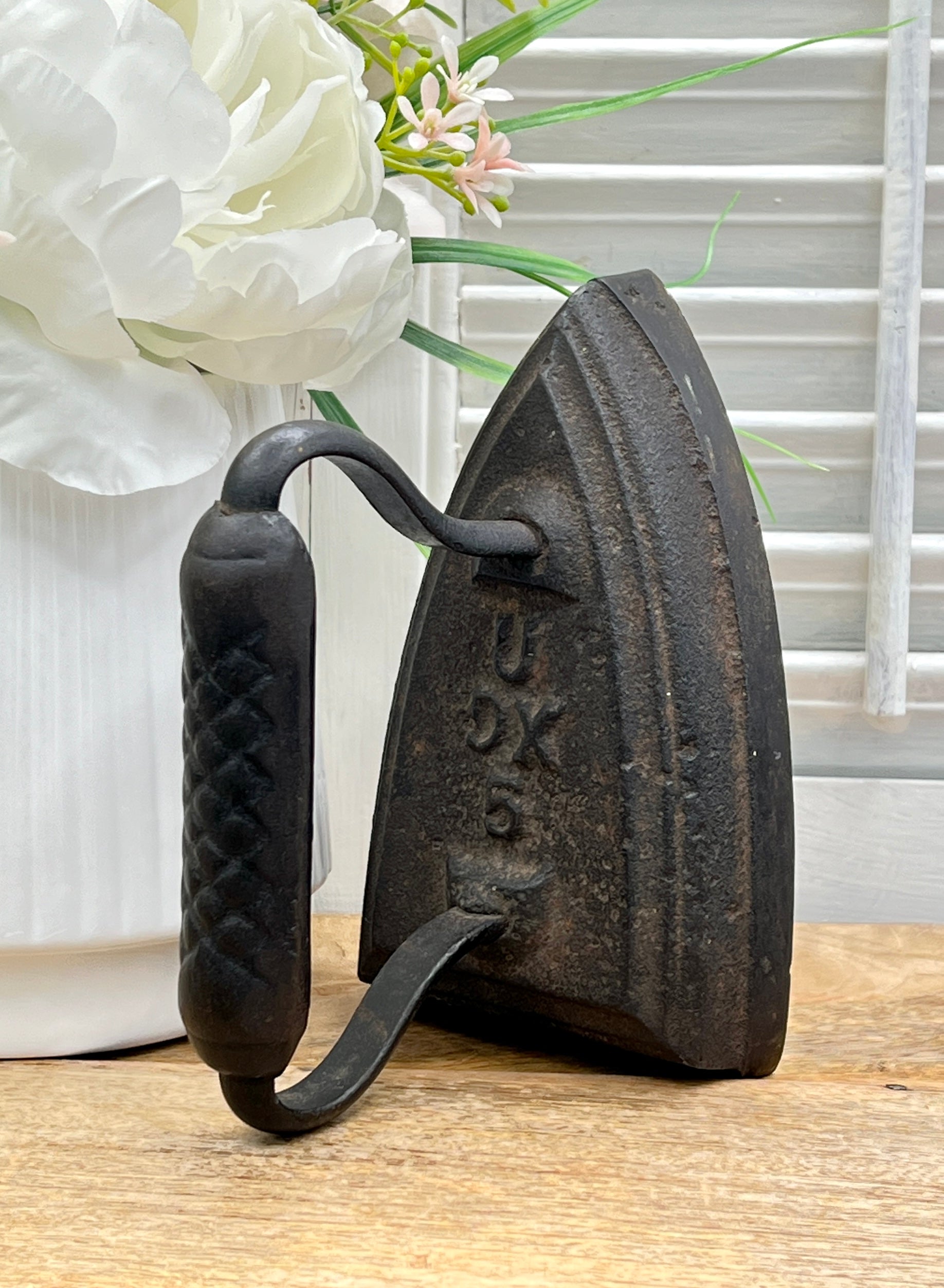 Antique UDX 5 Cast Iron Sad Iron With Quilted Design Handle