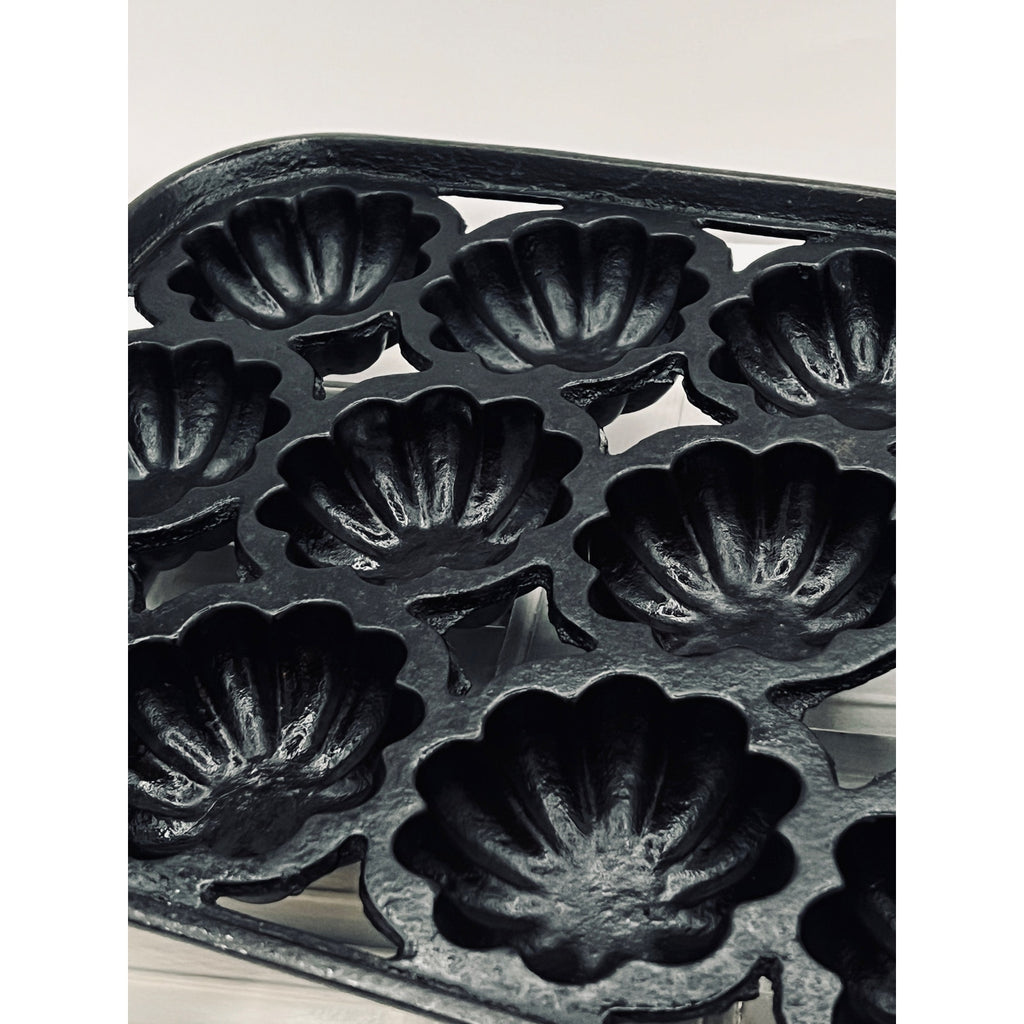 Antique Nathaniel Waterman 12-Cup Turk's Head Cast Iron Gem Pan