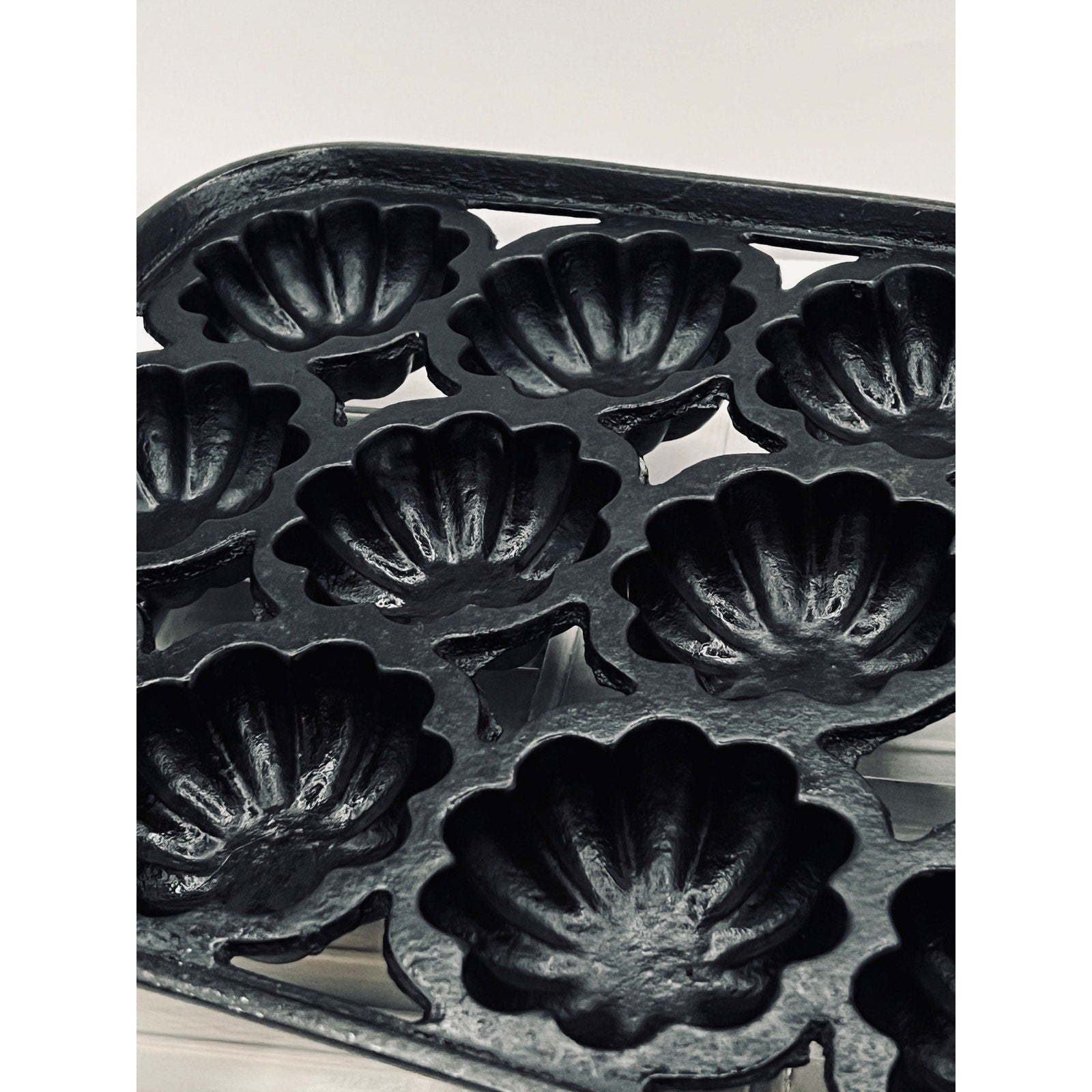 Antique Nathaniel Waterman 12-Cup Turk's Head Cast Iron Gem Pan
