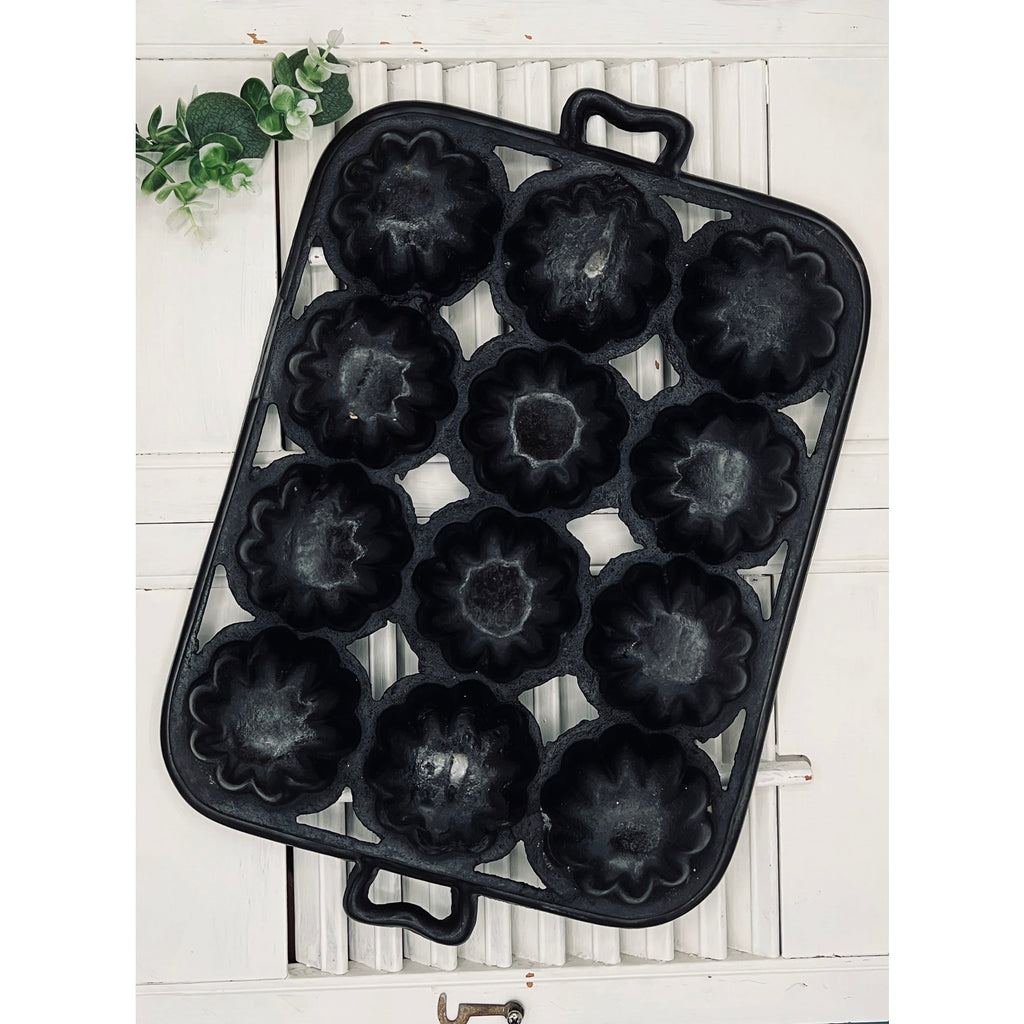 Antique Nathaniel Waterman 12-Cup Turk's Head Cast Iron Gem Pan