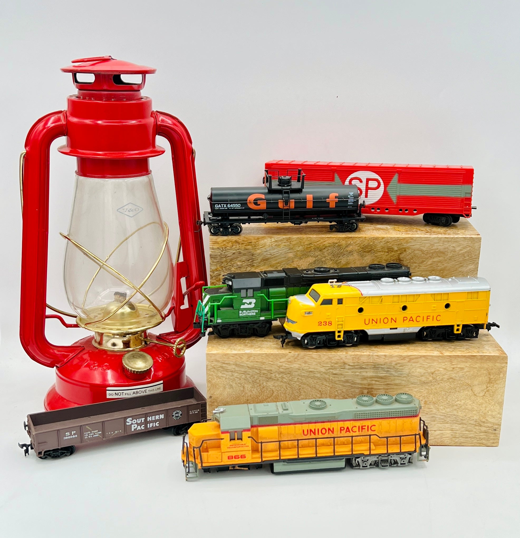 Collection of 6 Ho Model Locomotives and Train Cars