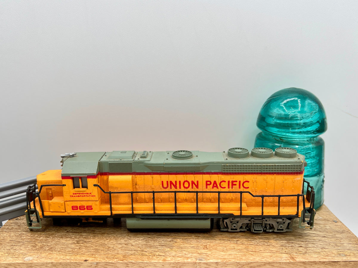 Collection of 6 Ho Model Locomotives and Train Cars