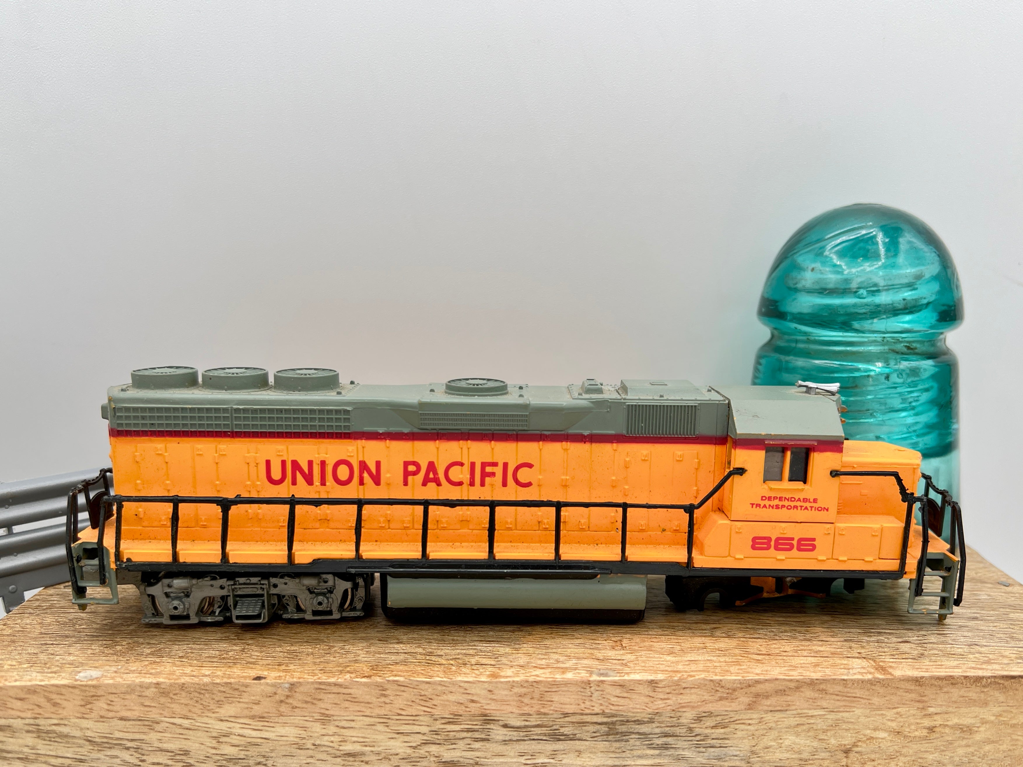 Collection of 6 Ho Model Locomotives and Train Cars