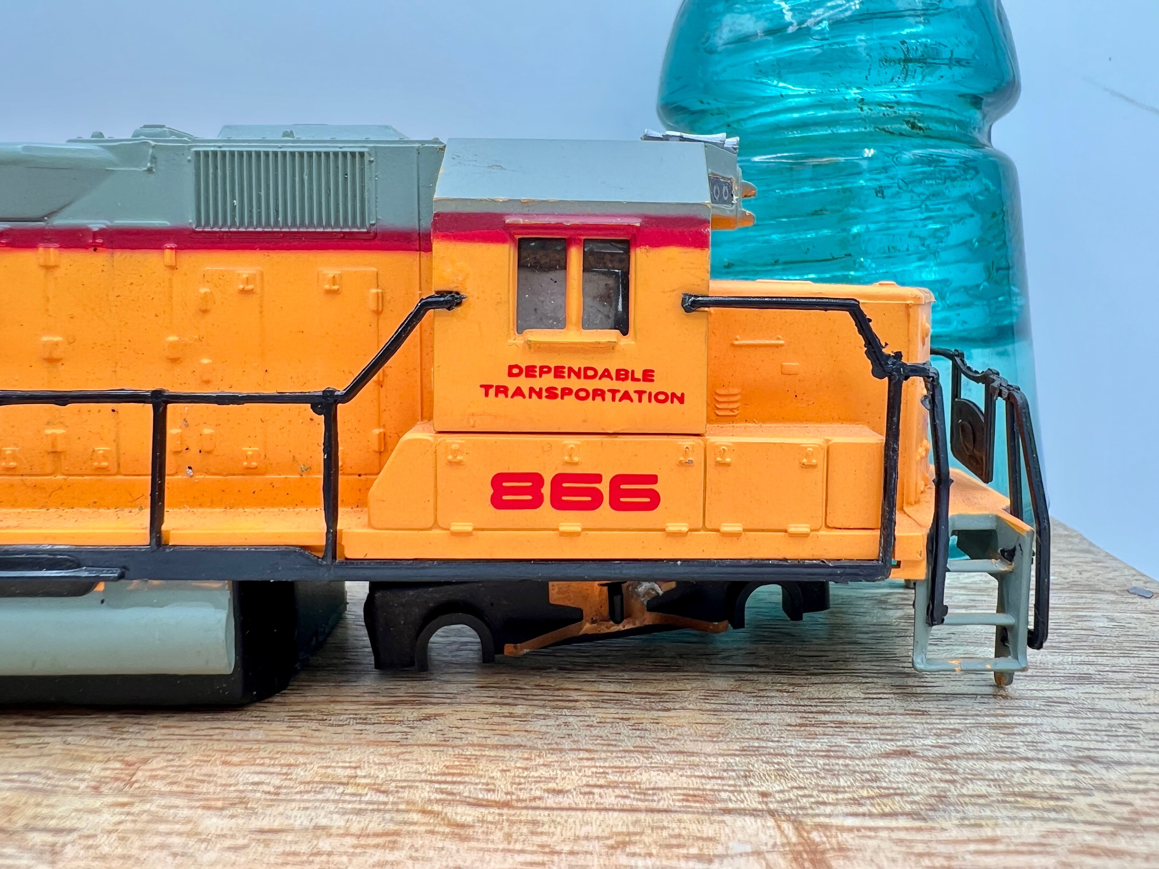 Collection of 6 Ho Model Locomotives and Train Cars