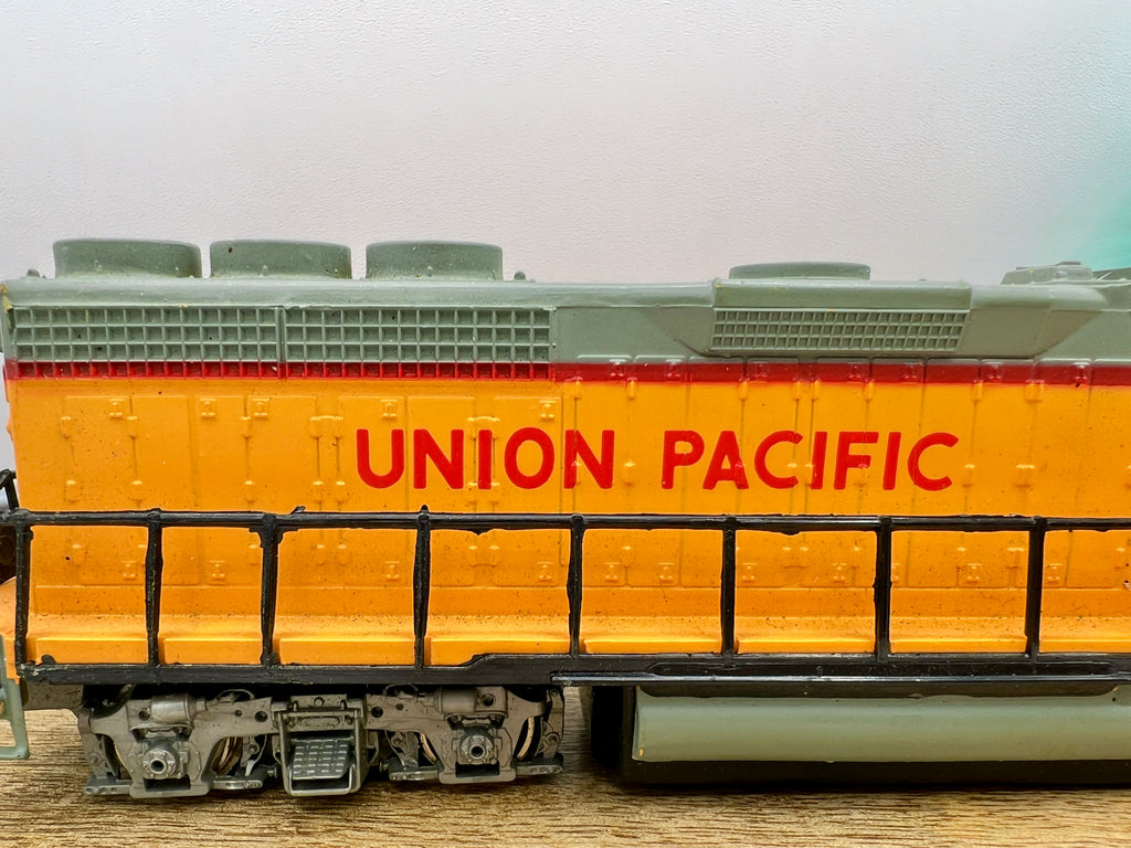 Collection of 6 Ho Model Locomotives and Train Cars