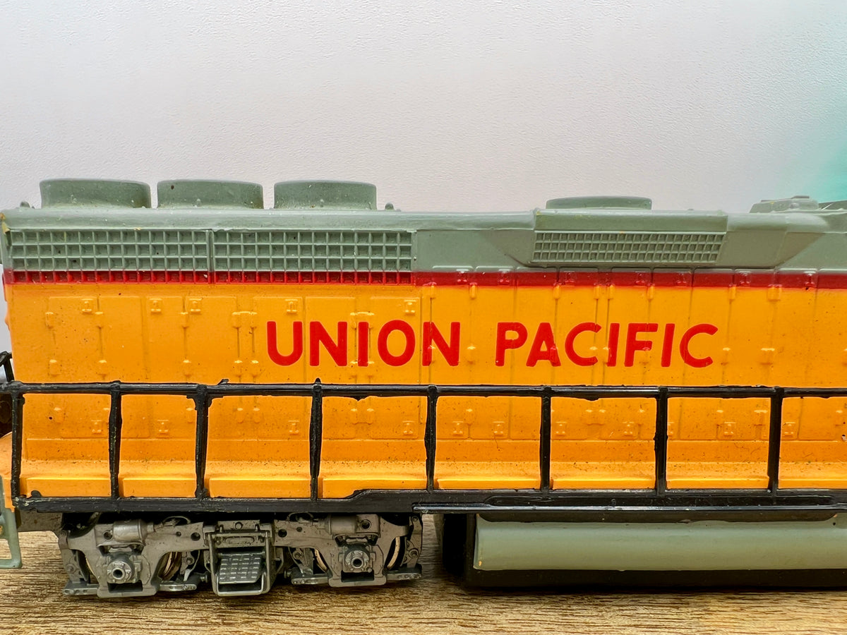 Collection of 6 Ho Model Locomotives and Train Cars