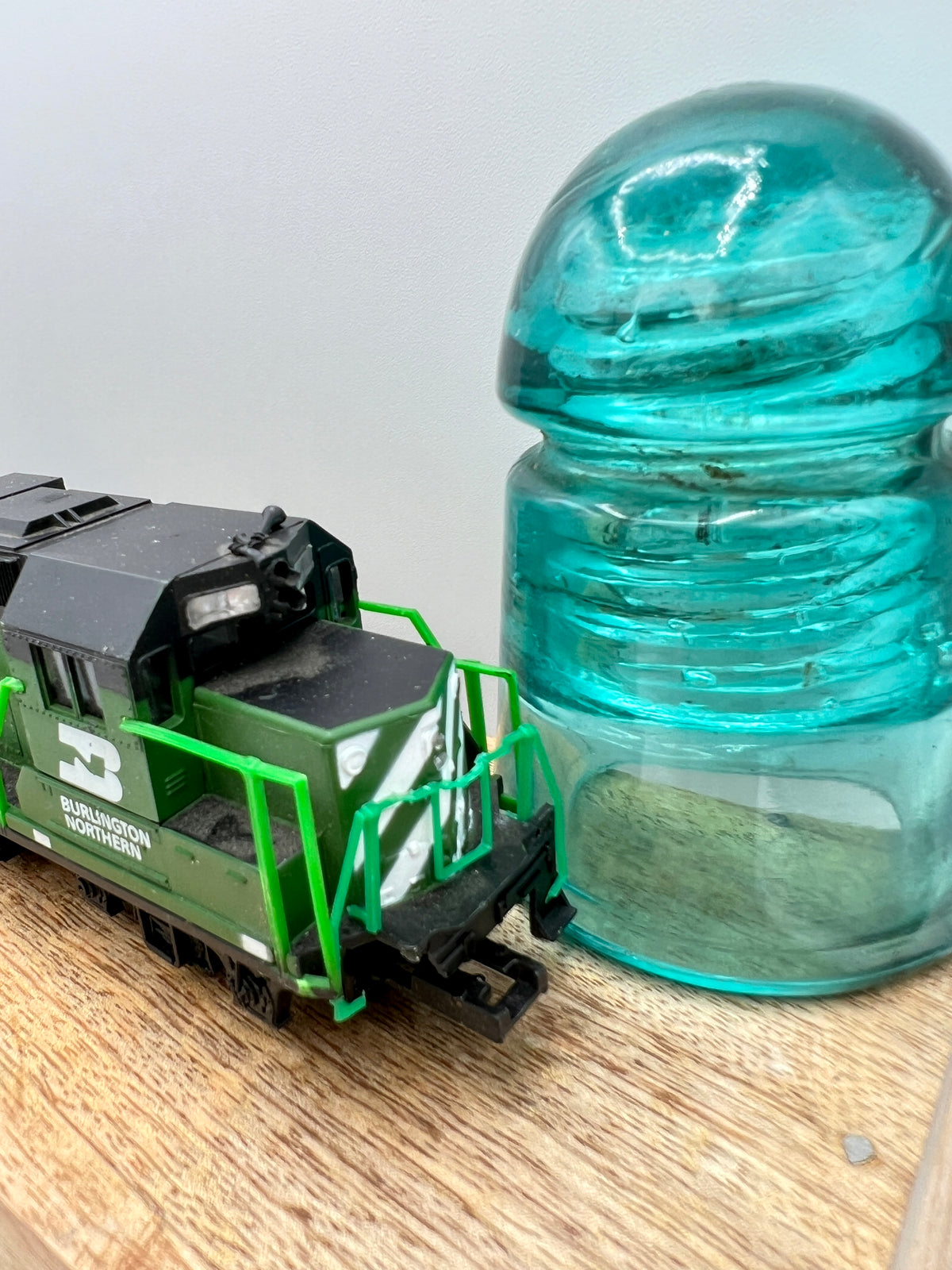 Collection of 6 Ho Model Locomotives and Train Cars
