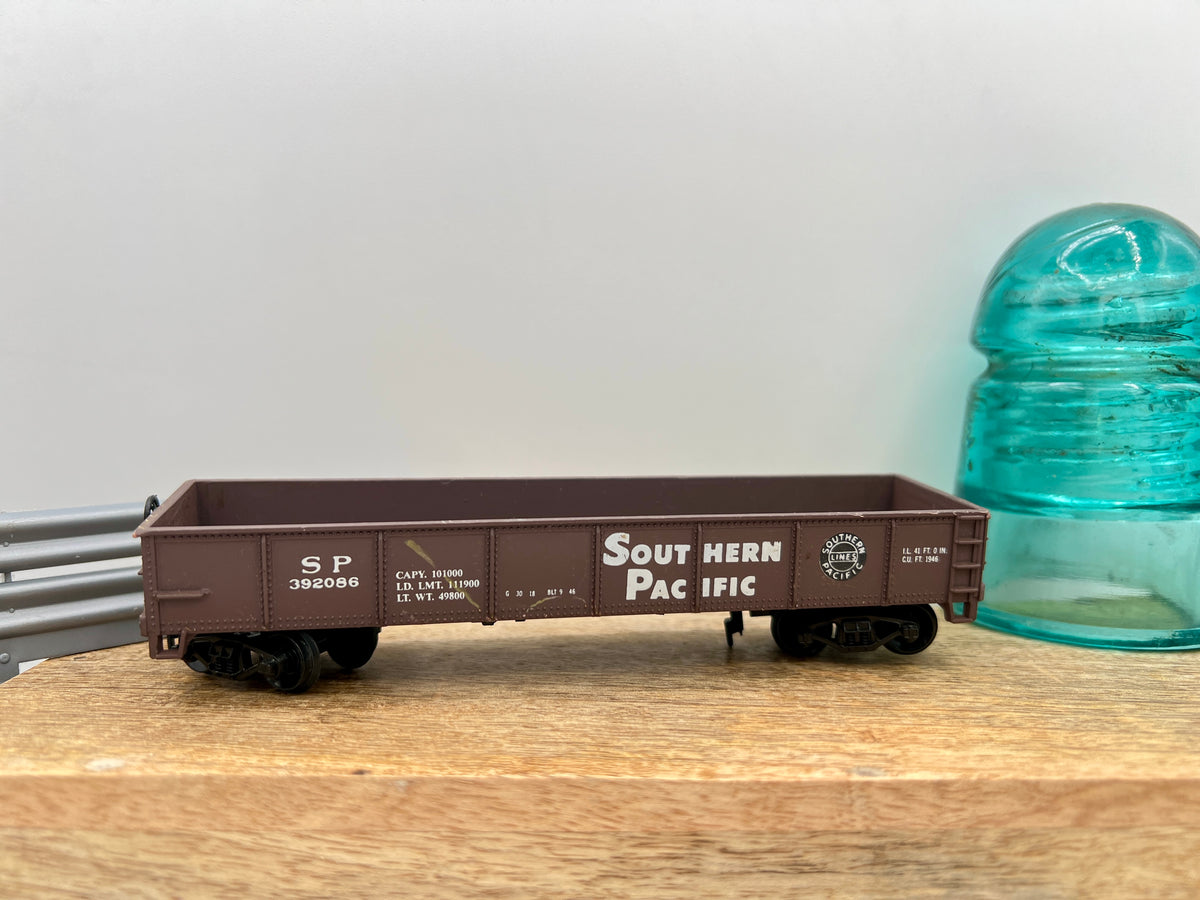 Collection of 6 Ho Model Locomotives and Train Cars