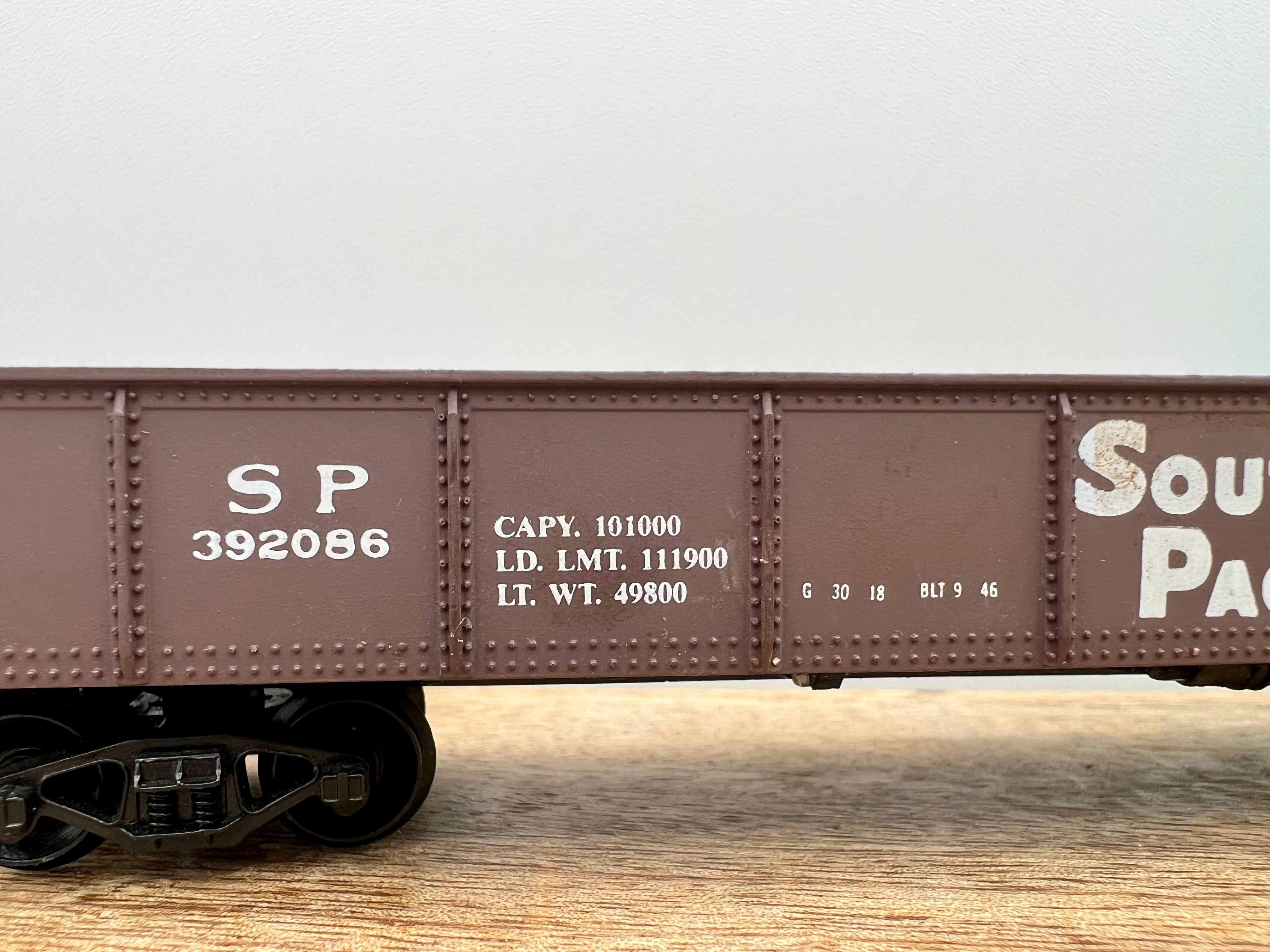 Collection of 6 Ho Model Locomotives and Train Cars