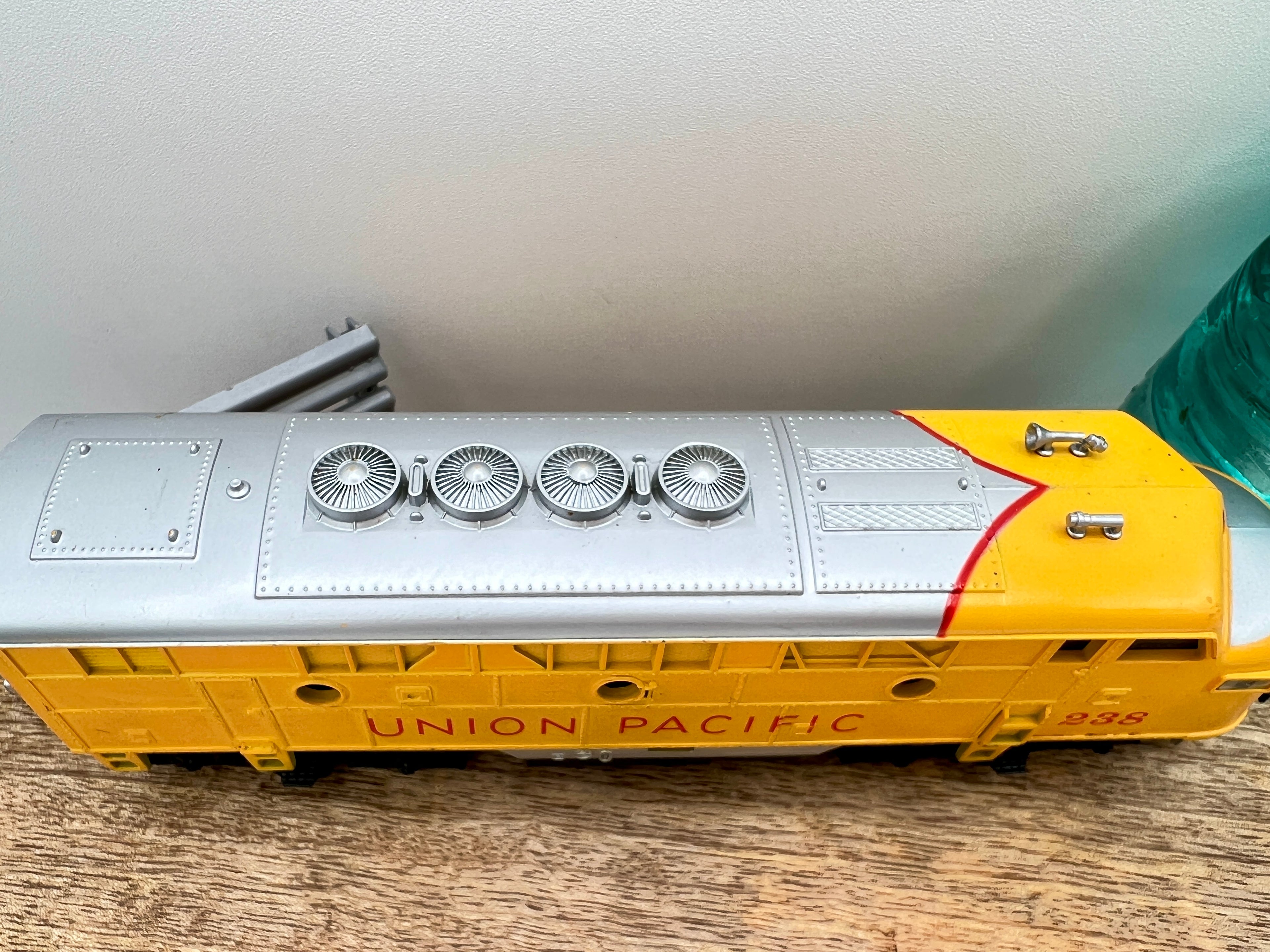 Collection of 6 Ho Model Locomotives and Train Cars