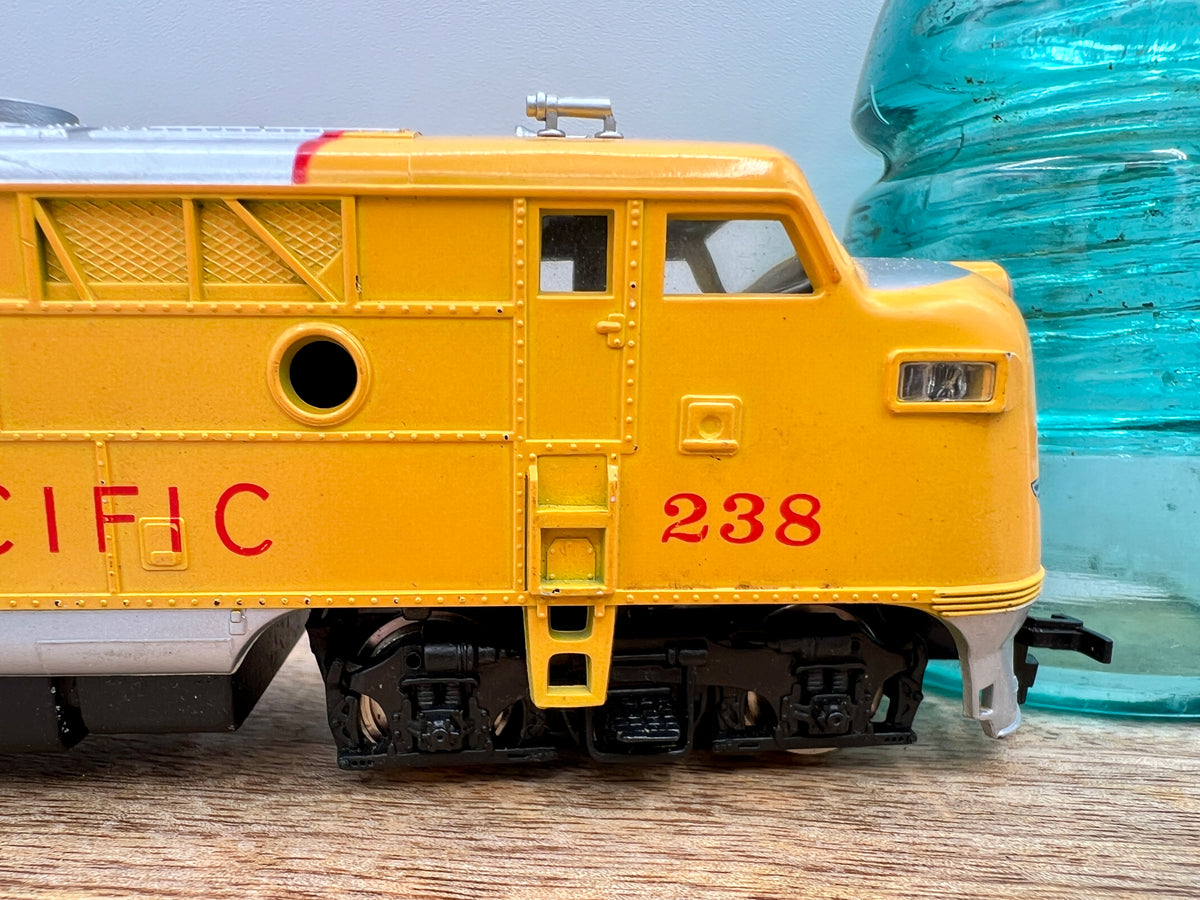 Collection of 6 Ho Model Locomotives and Train Cars