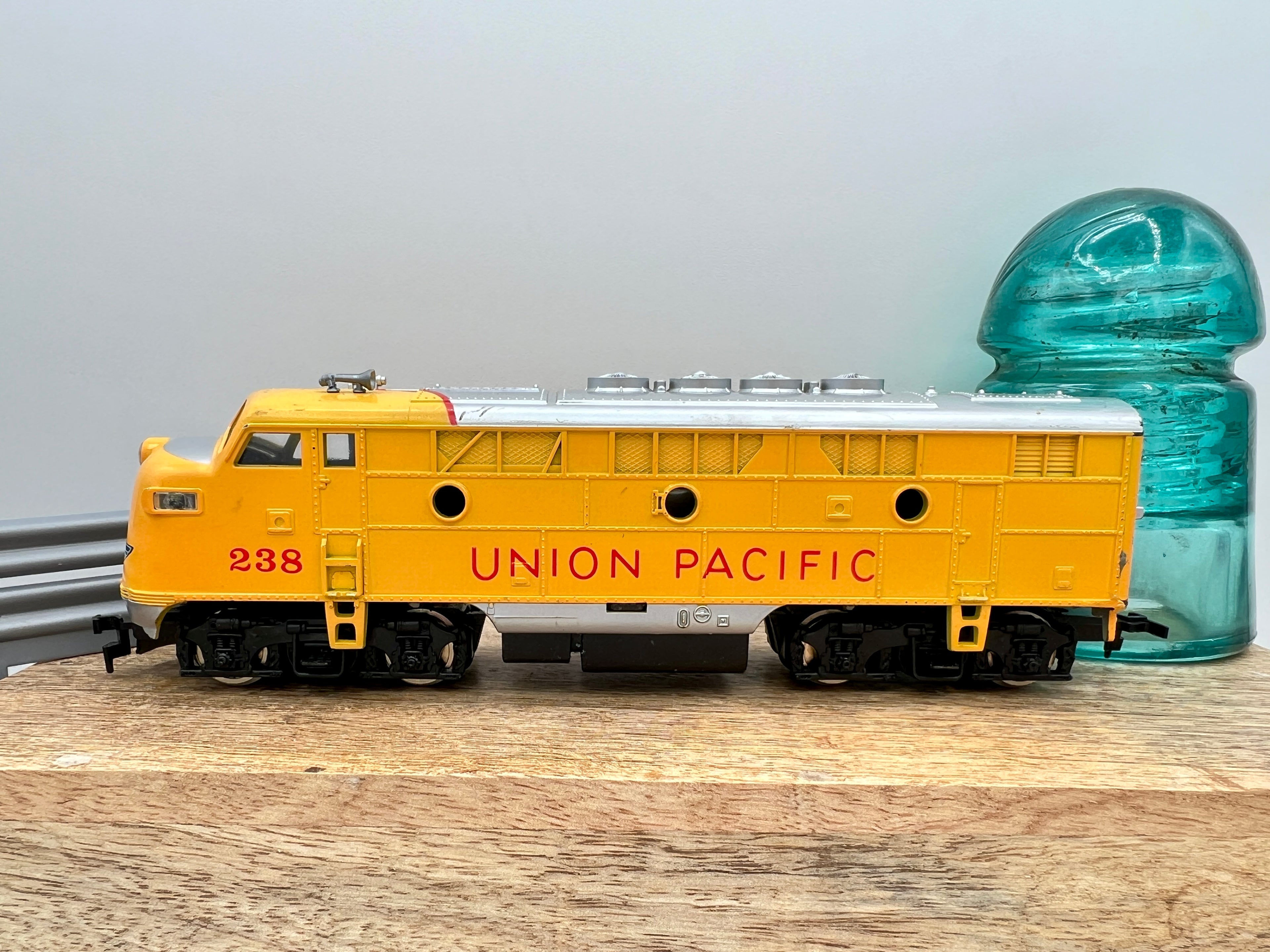 Collection of 6 Ho Model Locomotives and Train Cars