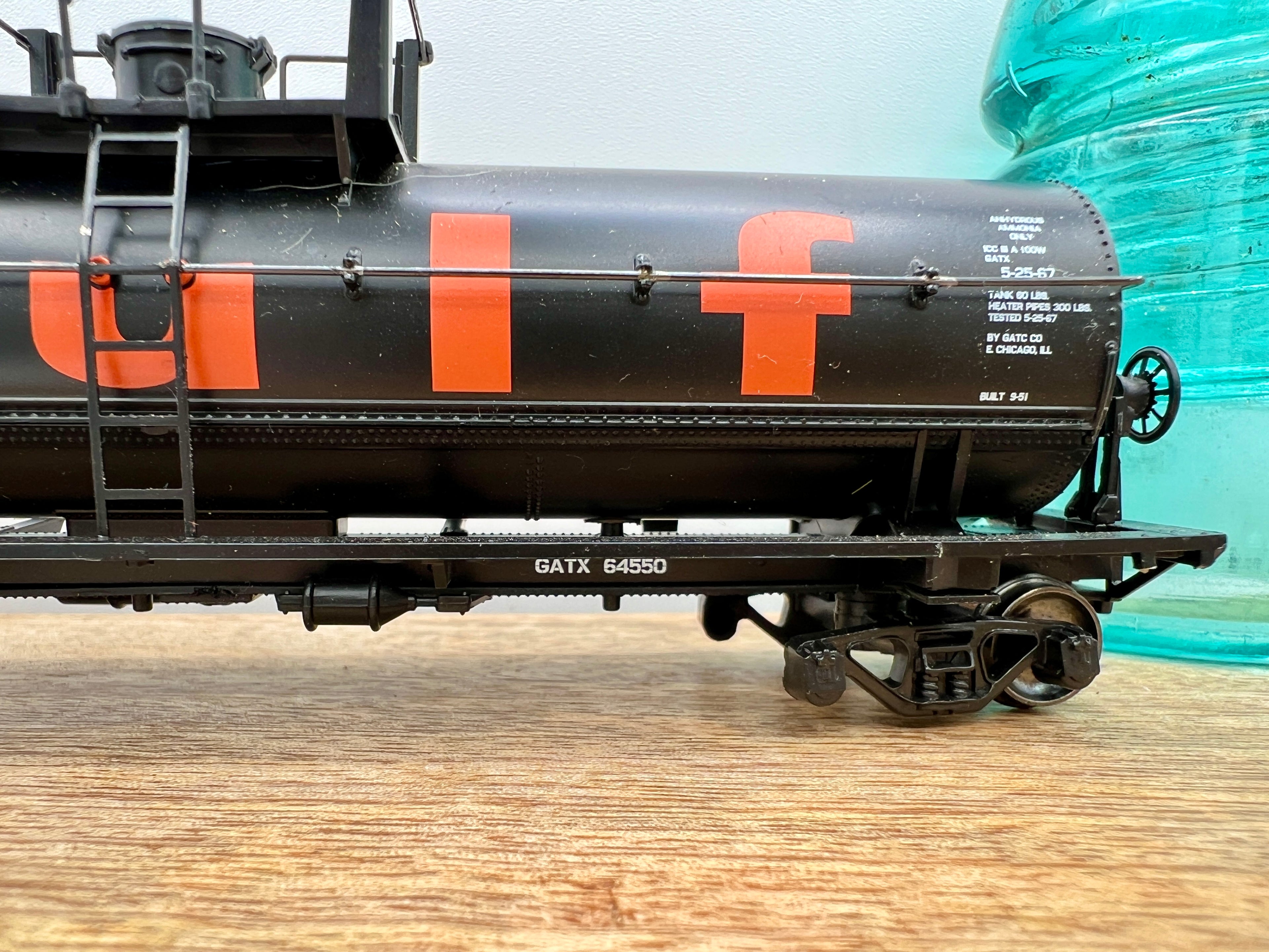 Collection of 6 Ho Model Locomotives and Train Cars