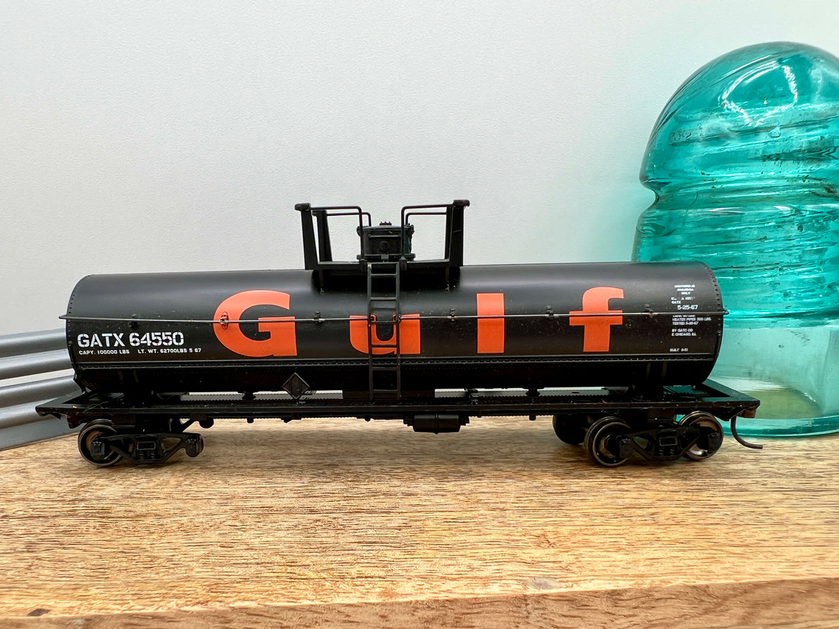 Collection of 6 Ho Model Locomotives and Train Cars