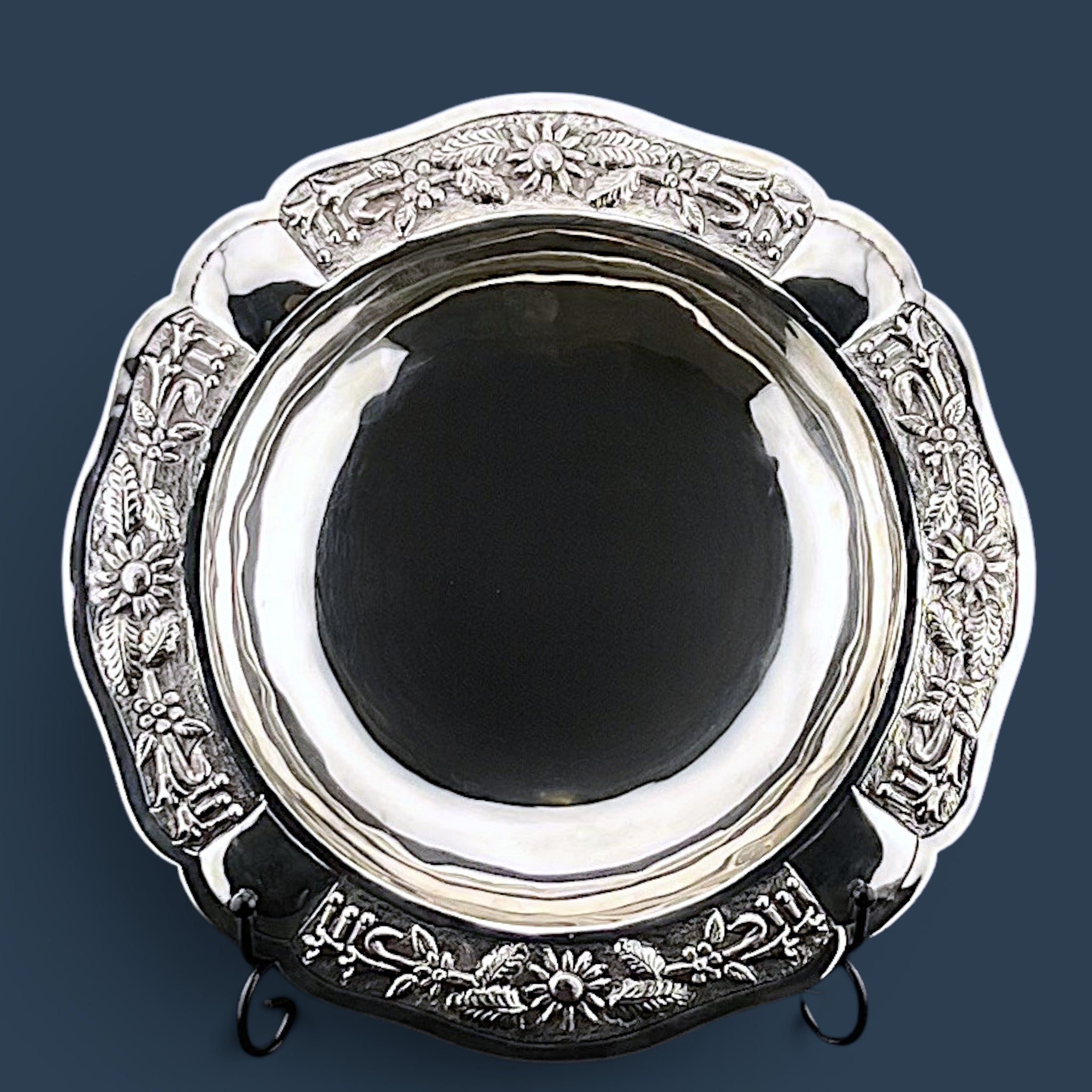 Maciel Mexican sterling silver centerpiece bowl with hand-hammered floral repousse scalloped border. - Photo 1