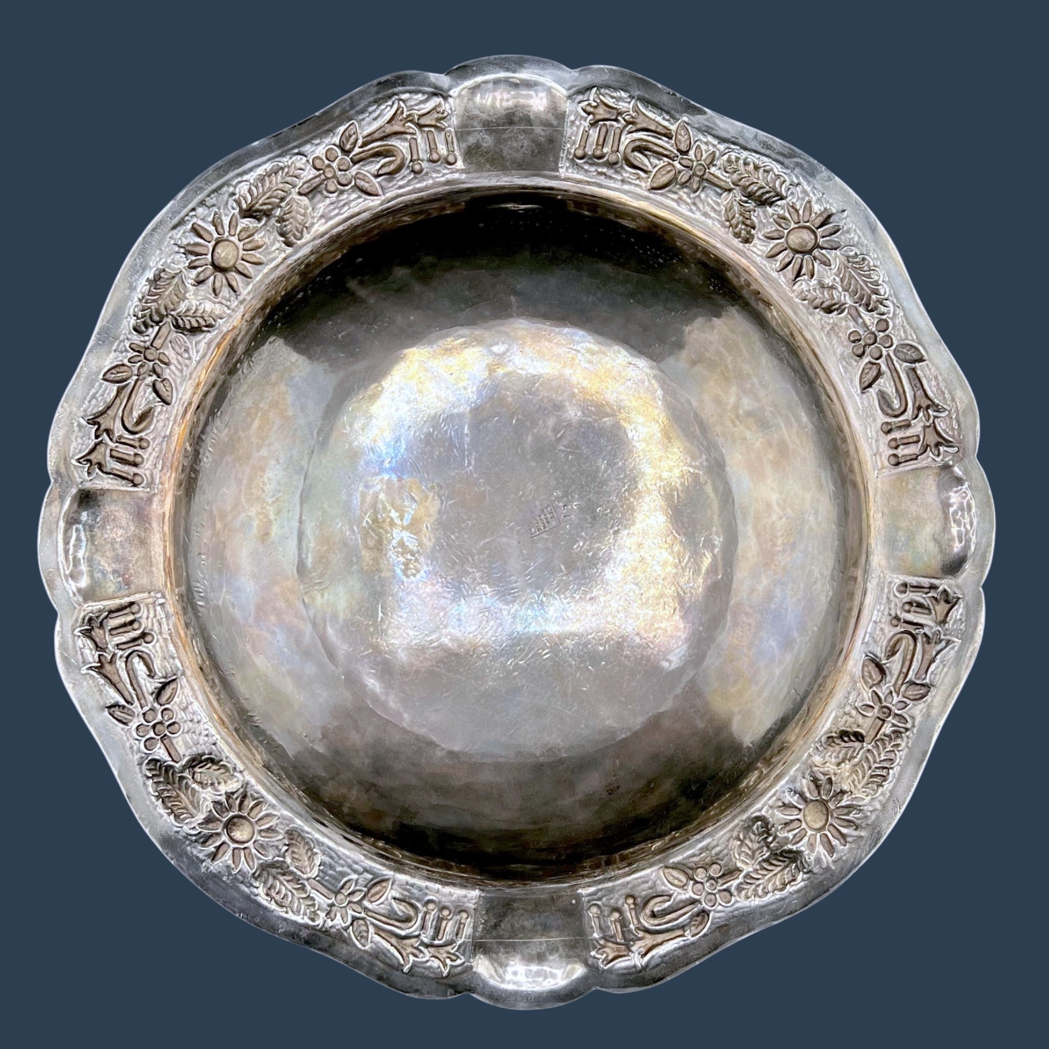 Maciel Mexican sterling silver centerpiece bowl with hand-hammered floral repousse scalloped border. - Photo 6