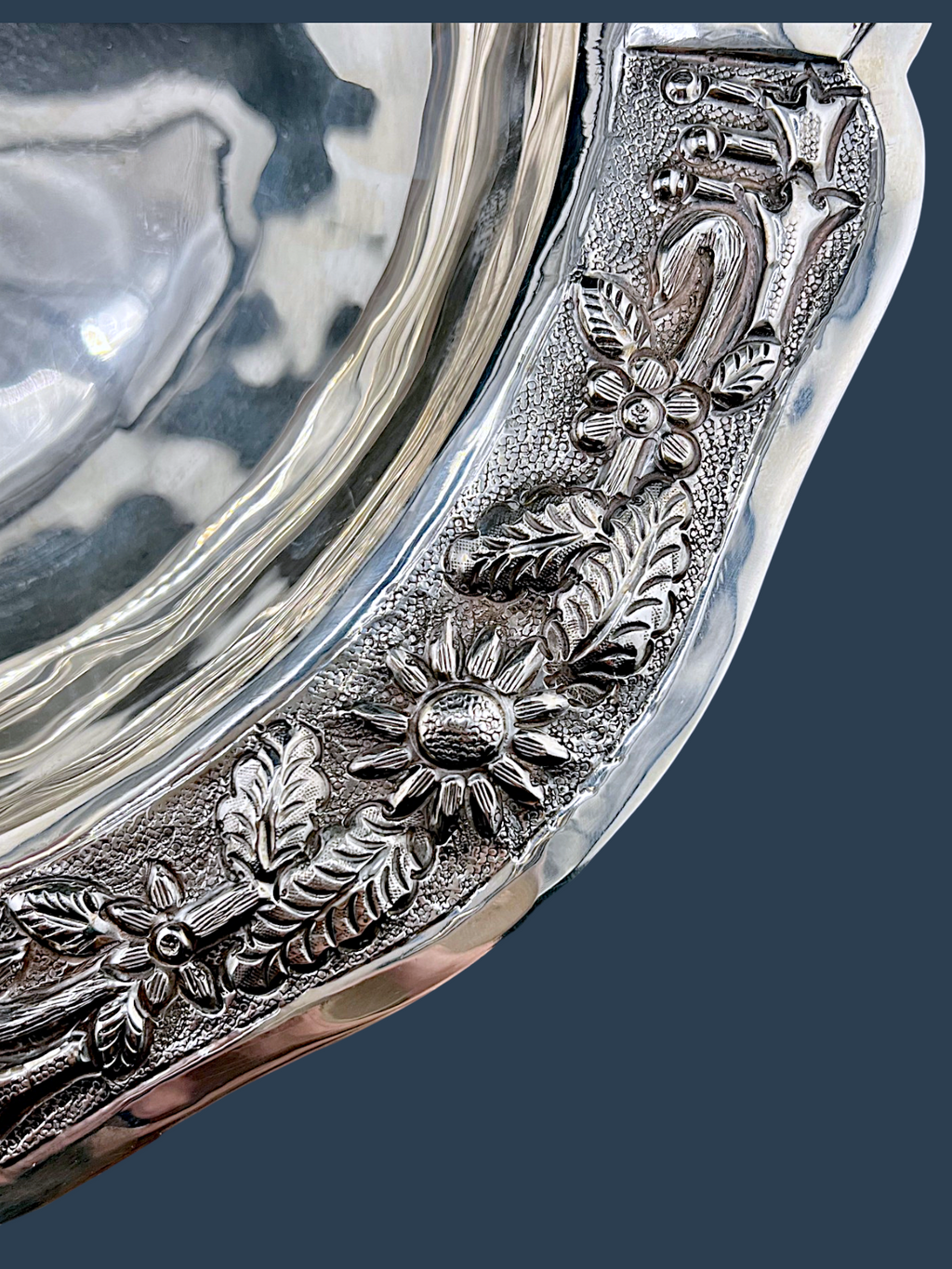 Maciel Mexican sterling silver centerpiece bowl with hand-hammered floral repousse scalloped border. - Photo 9