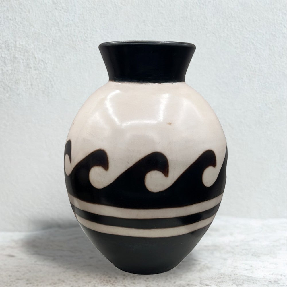 A pair of hand-crafted Chulucanas Peruvian ceramic vases by artist Marcelo Prado, featuring one solid burnished black vase and one patterned cream and black geometric vase. - Photo 2