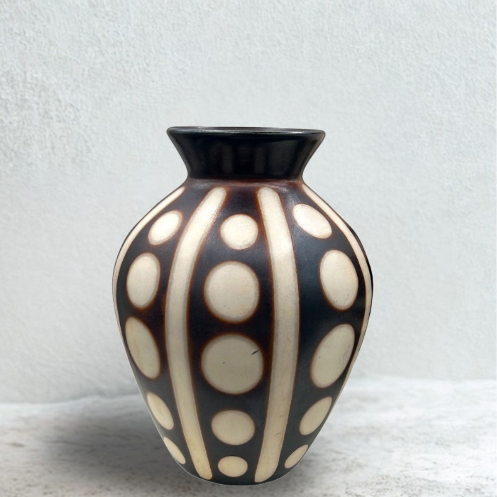 A pair of hand-crafted Chulucanas Peruvian ceramic vases by artist Marcelo Prado, featuring one solid burnished black vase and one patterned cream and black geometric vase. - Photo 3