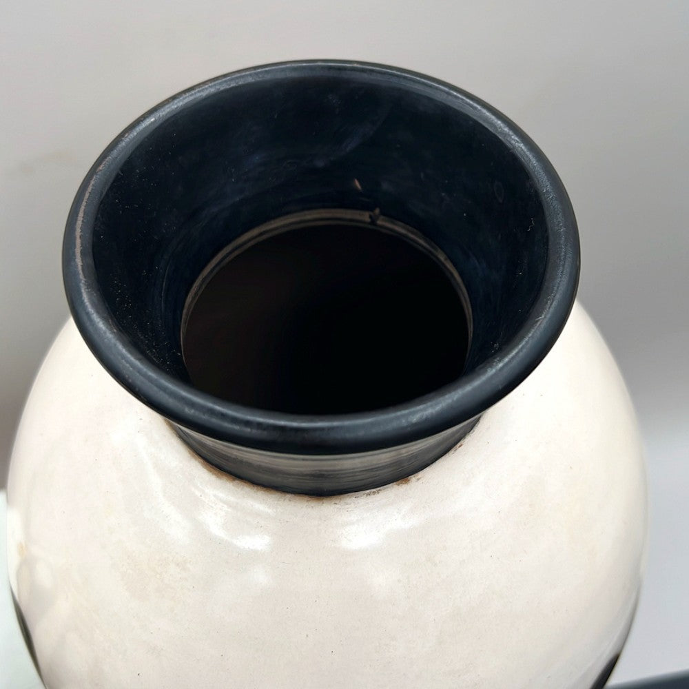 A pair of hand-crafted Chulucanas Peruvian ceramic vases by artist Marcelo Prado, featuring one solid burnished black vase and one patterned cream and black geometric vase. - Photo 4