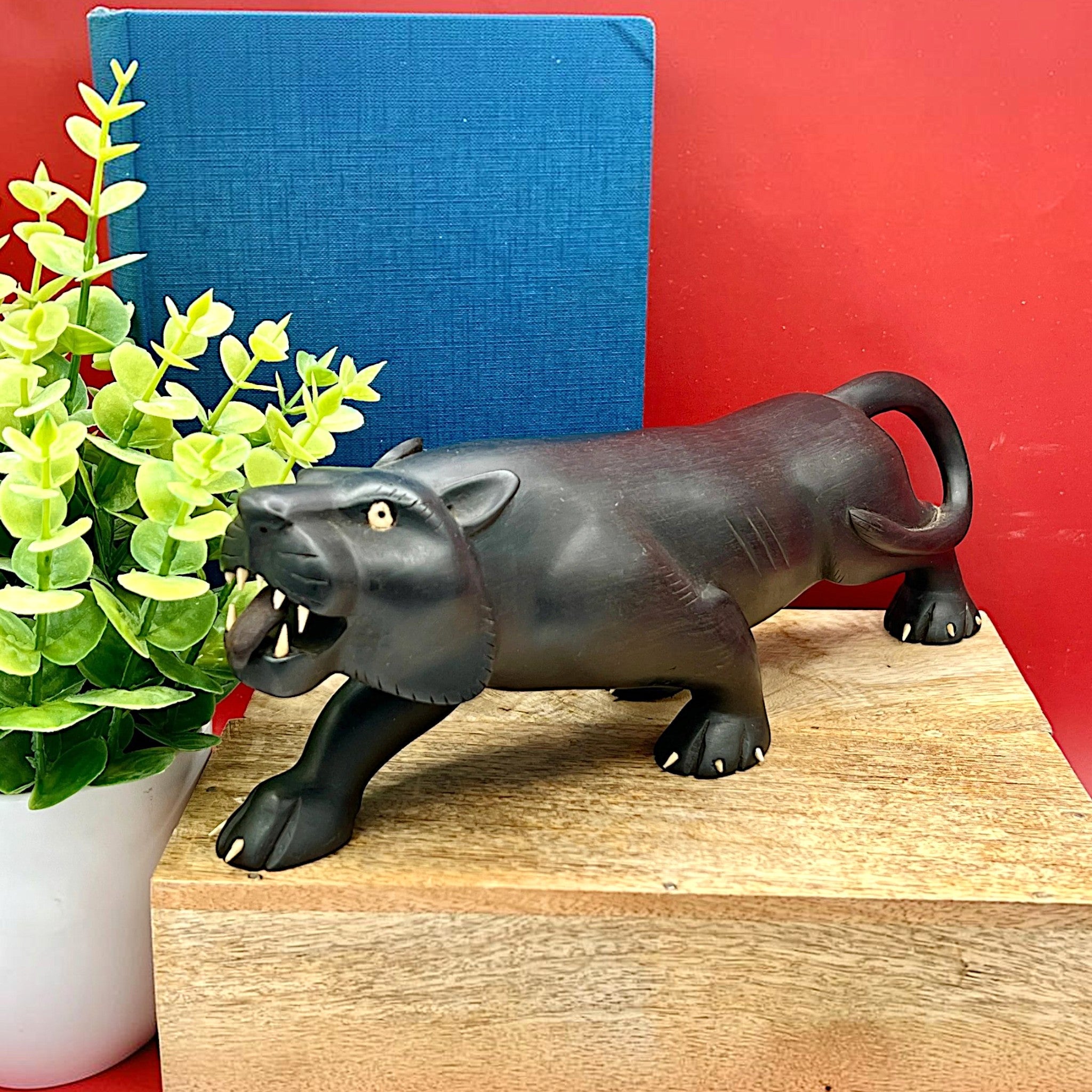A vintage carved ebony panther sculpture - Photo 1