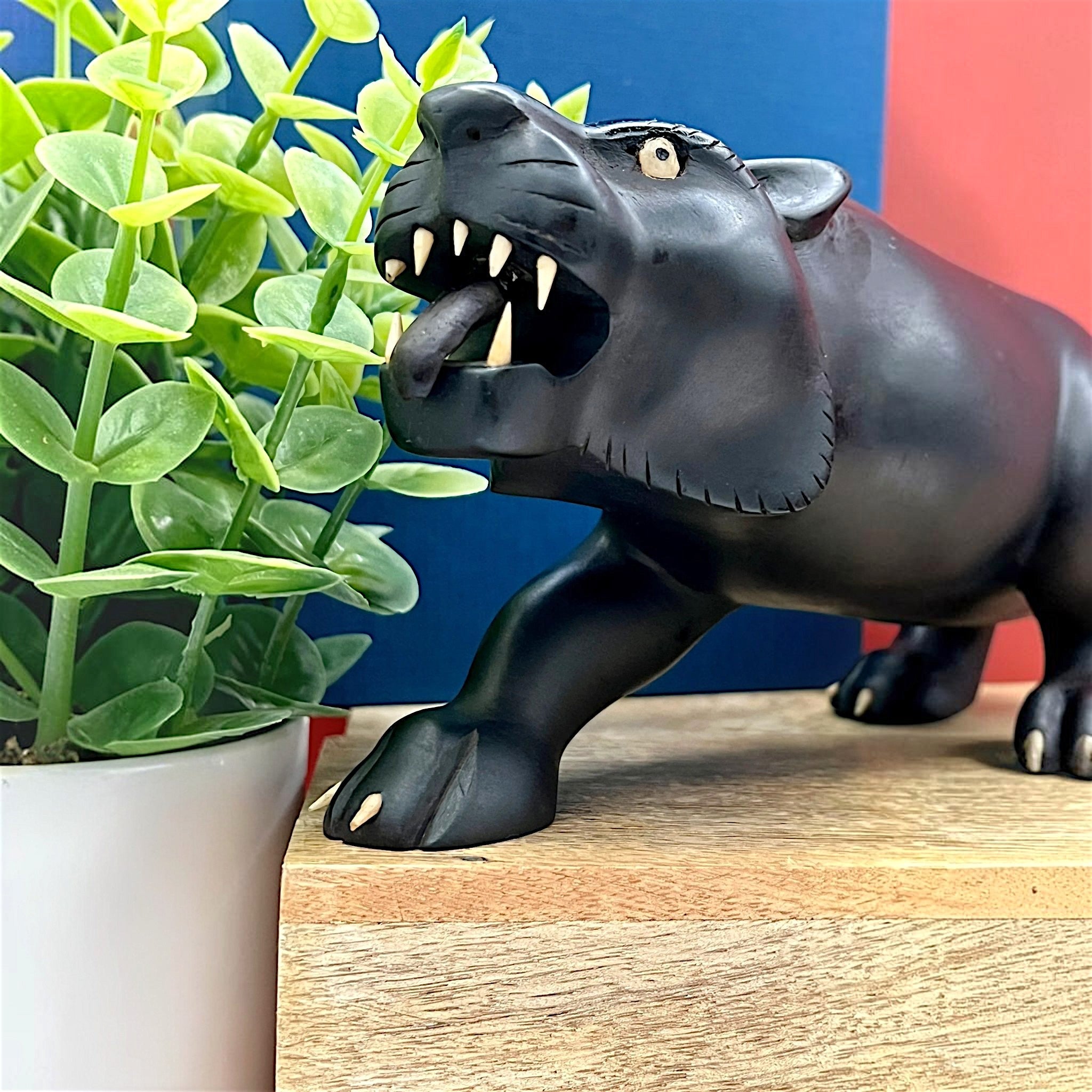 A vintage carved ebony panther sculpture - Photo 2