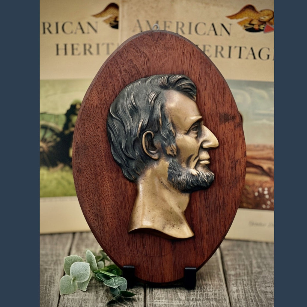 Vintage solid cast bronze Abraham Lincoln right-facing profile portrait plaque on an oval walnut wooden base. - Photo 1