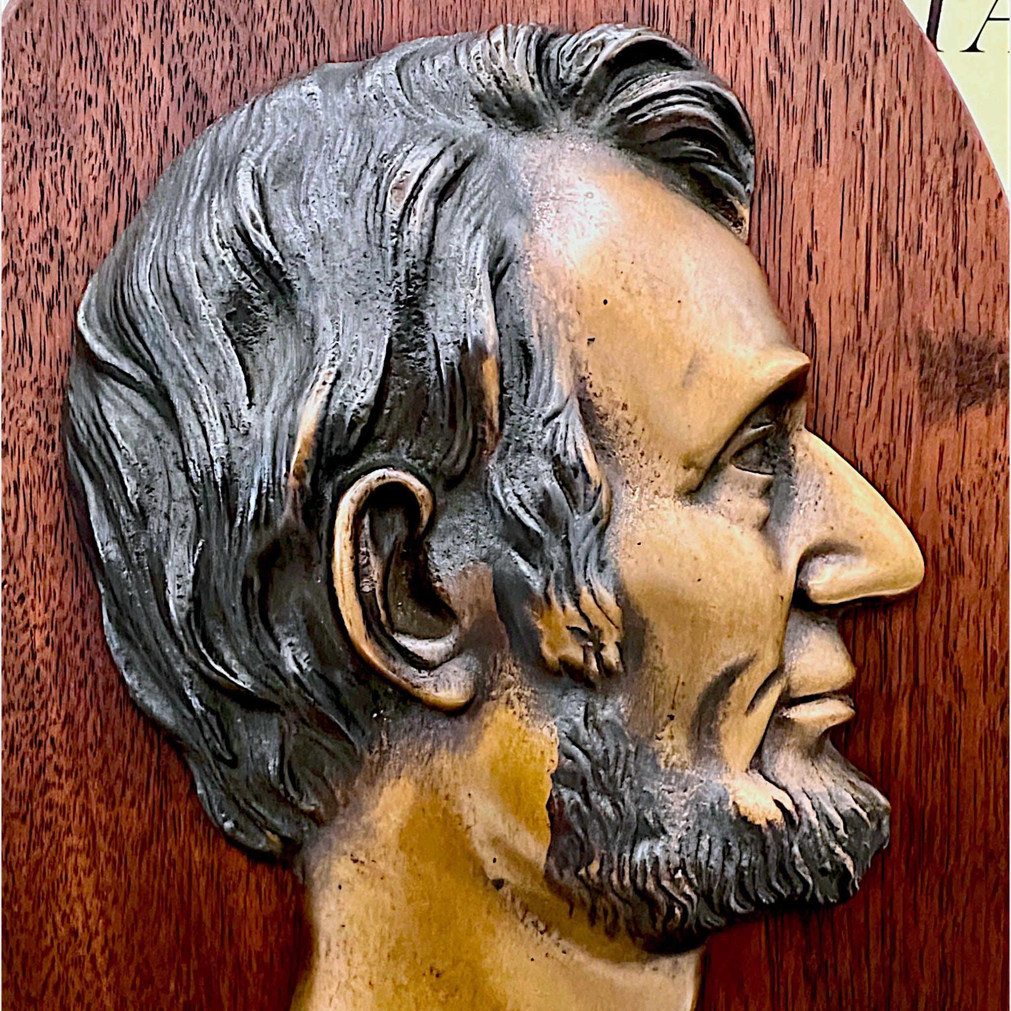 Vintage solid cast bronze Abraham Lincoln right-facing profile portrait plaque on an oval walnut wooden base. - Photo 2