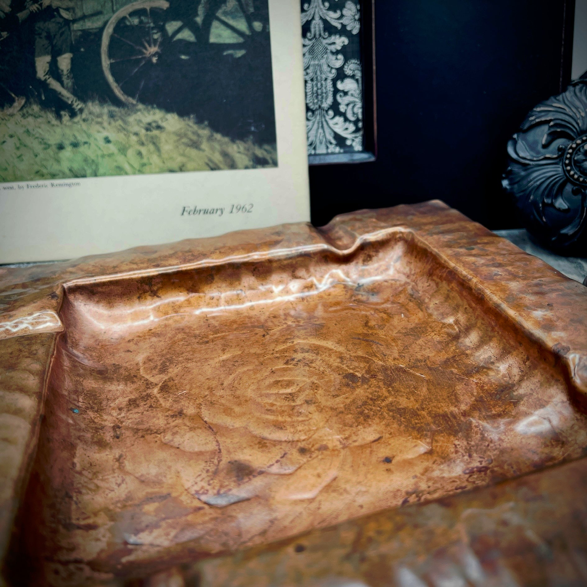 Vintage Craftsman Co hand hammered square copper ashtray with repousse rose motif and four cigarette rests - Photo 1