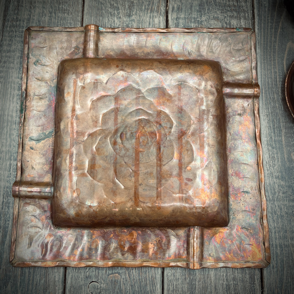 Vintage Craftsman Co hand hammered square copper ashtray with repousse rose motif and four cigarette rests - Photo 2