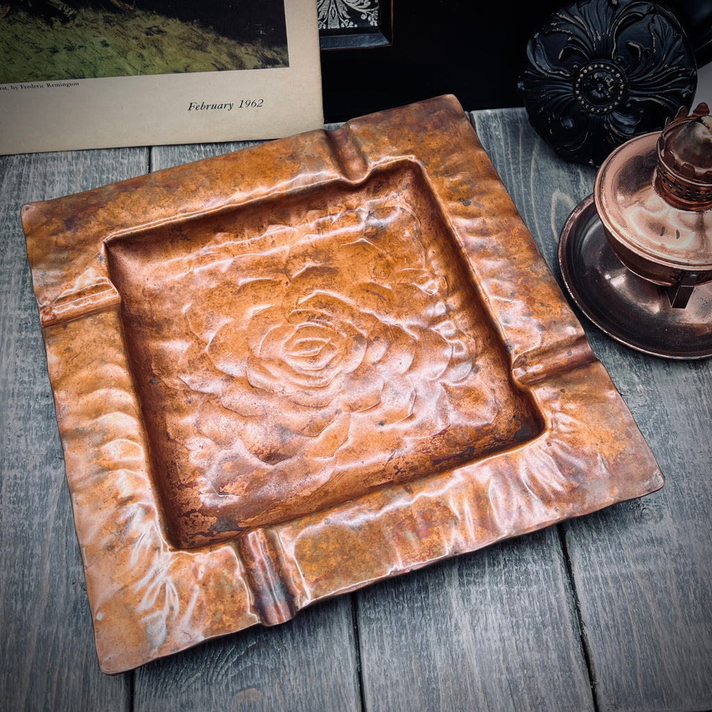 Vintage Craftsman Co hand hammered square copper ashtray with repousse rose motif and four cigarette rests - Photo 3