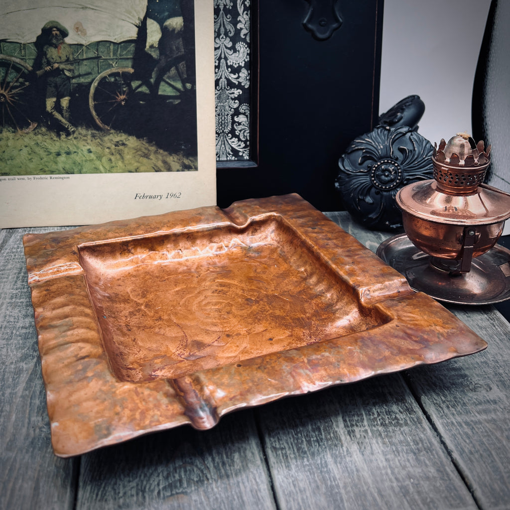 Vintage Craftsman Co hand hammered square copper ashtray with repousse rose motif and four cigarette rests - Photo 4