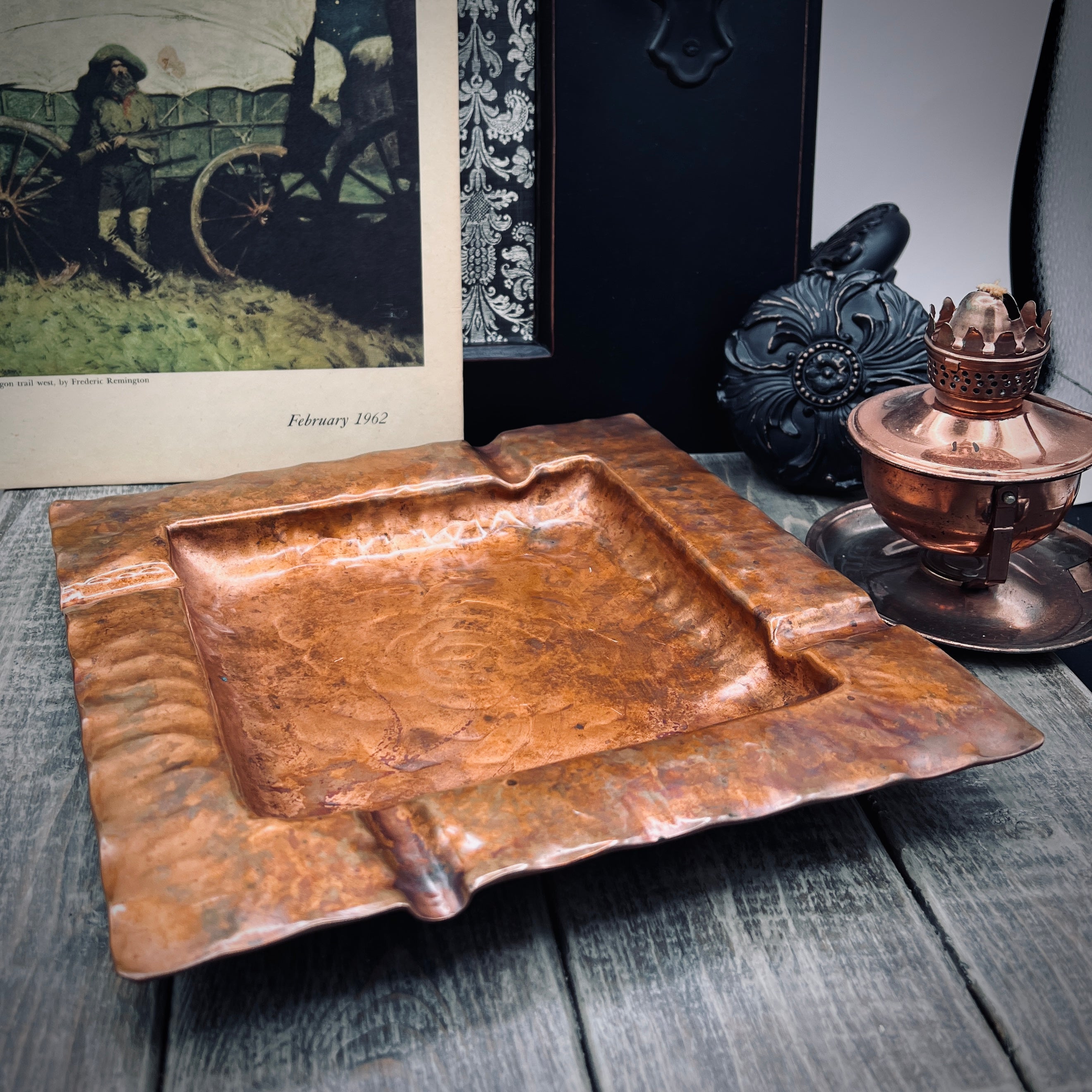Vintage Craftsman Co hand hammered square copper ashtray with repousse rose motif and four cigarette rests - Photo 4
