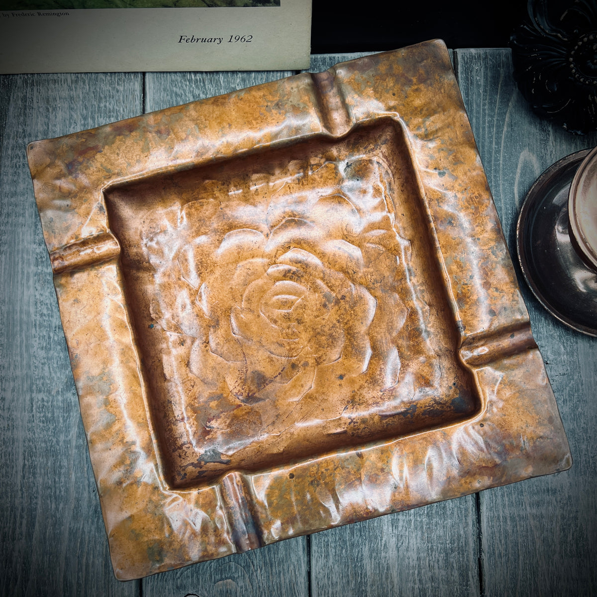 Vintage Craftsman Co hand hammered square copper ashtray with repousse rose motif and four cigarette rests - Photo 5