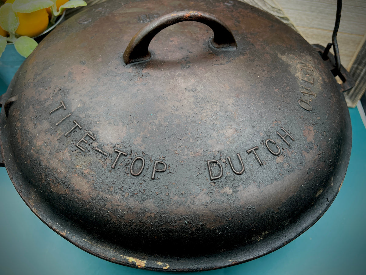 Vintage Griswold Cast Iron Tite-Top 10 Dutch Oven - Antique Cookware Collectible