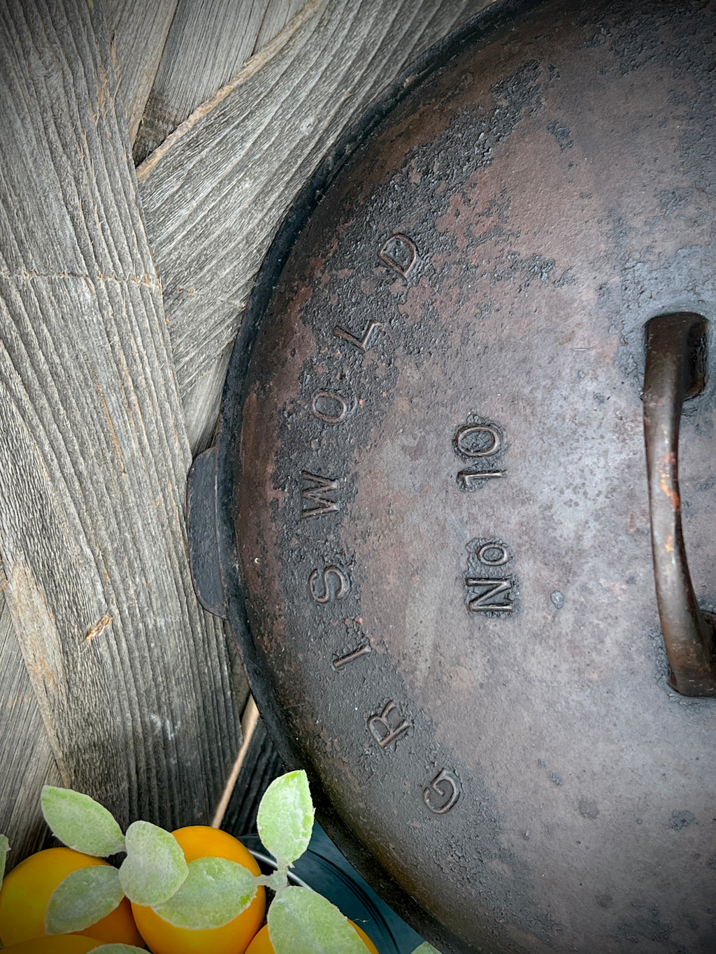 Vintage Griswold Cast Iron Tite-Top 10 Dutch Oven - Antique Cookware Collectible