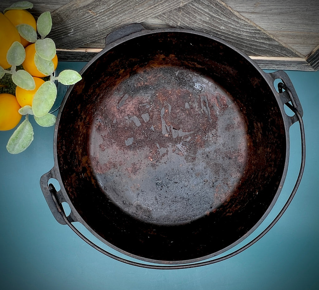 Vintage Griswold Cast Iron Tite-Top 10 Dutch Oven - Antique Cookware Collectible